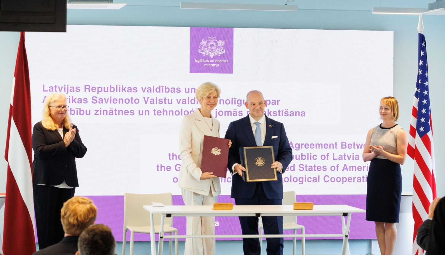 Izglītības un zinātnes ministre Anda Čakša un ASV ārkārtējais un pilnvarotais vēstnieks Latvijā Kristofers Robinsons parksta starpvaldību nolīgumu par sadarbību zinātnes un tehnoloģiju jomā