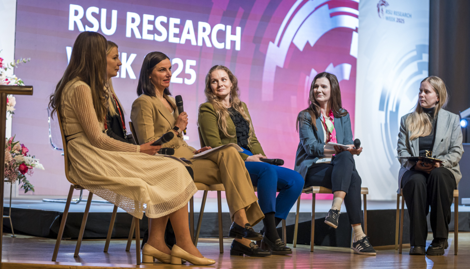 Izglītības departamenta direktores vietniece Olga Ozola kopā ar kolēģiem no Veselības ministrijas, Slimību un profilakses centra, Rīgas Stradiņa universitātes un Baltijas Starptautiskais Ekonomikas Politikas Studiju Centra.