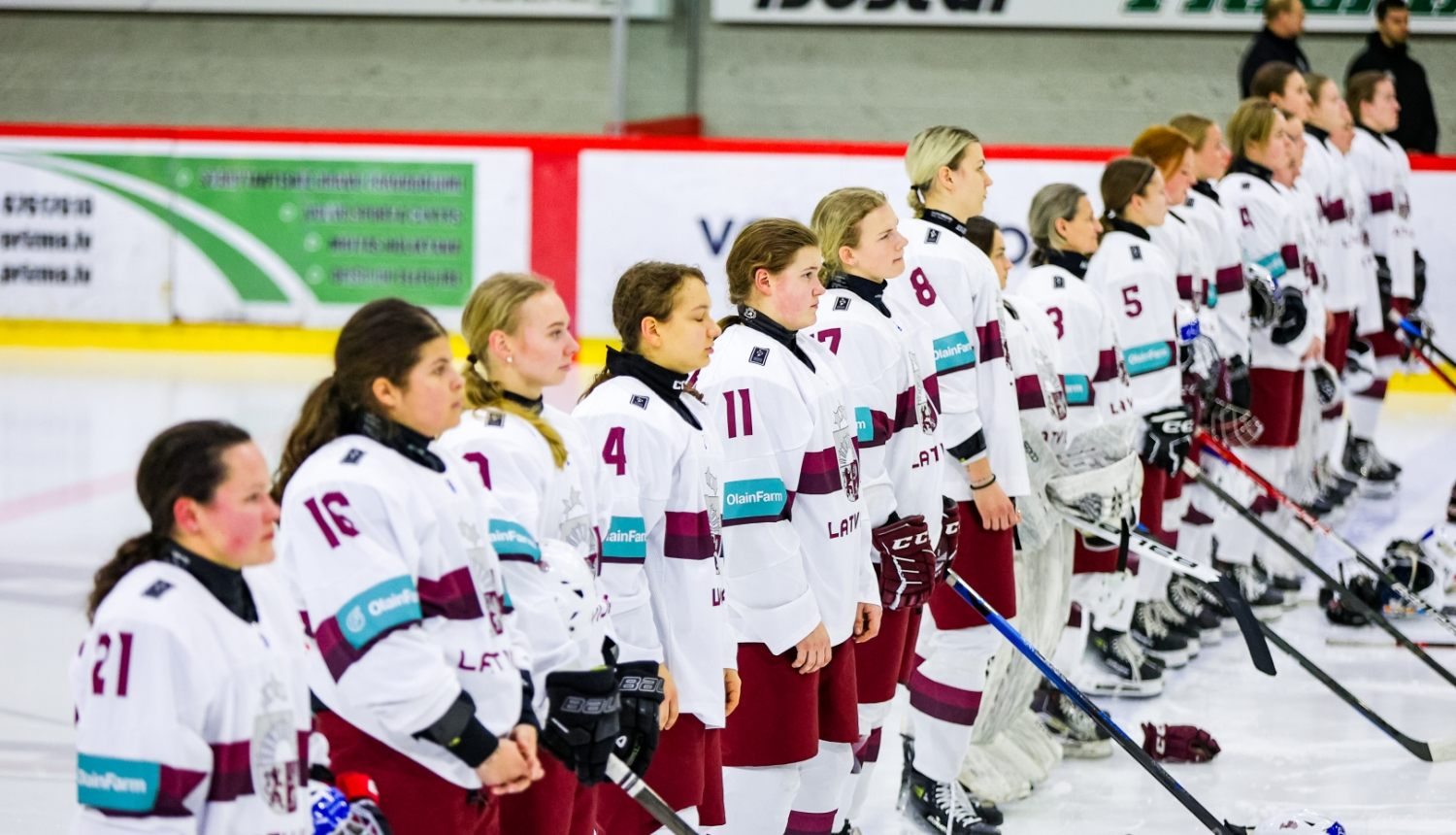 Latvijas sieviešu hokeja izlase stāv uz laukuma