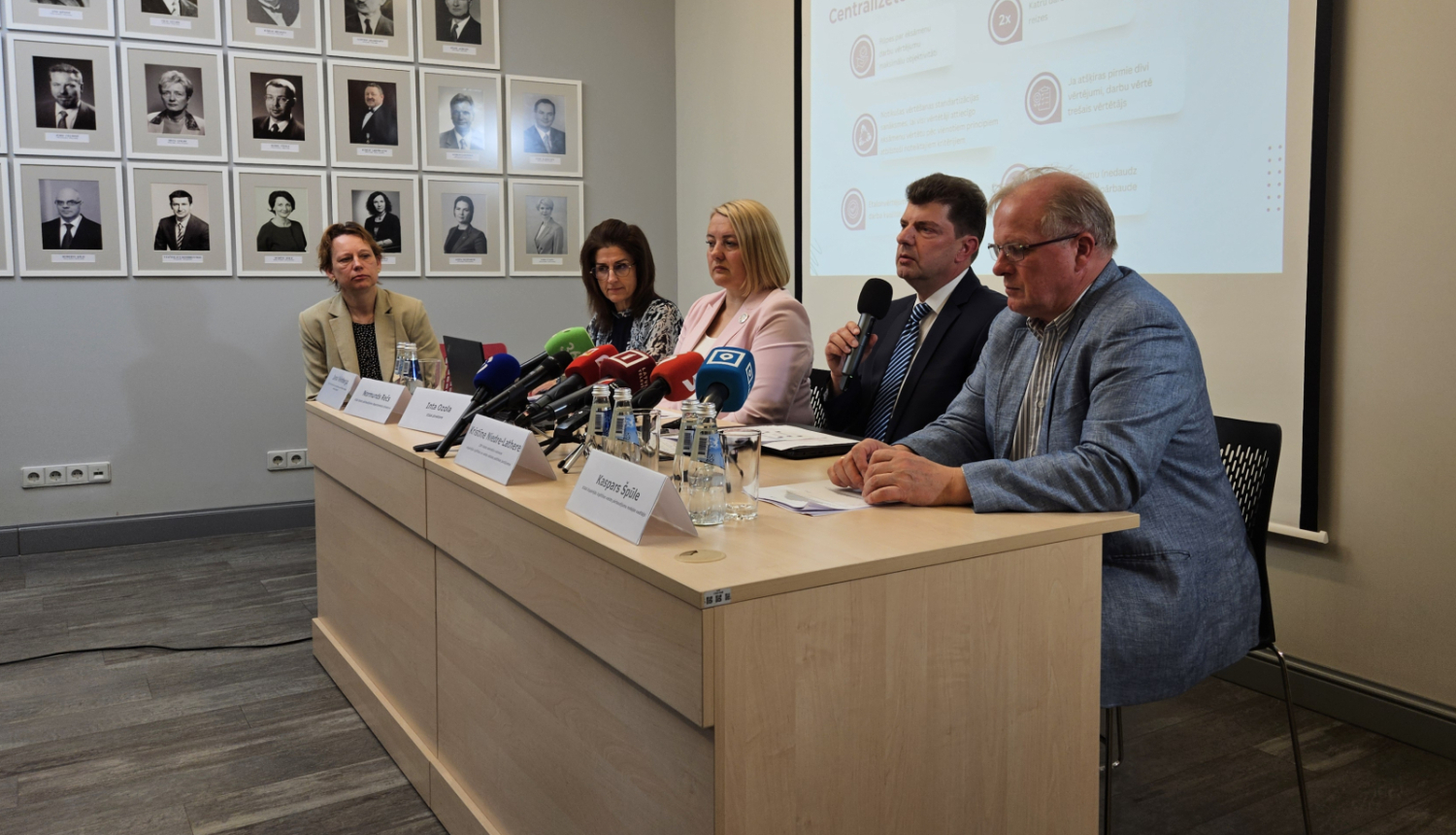 Preses konferences dalībnieku kopbilde 08.07.2025.