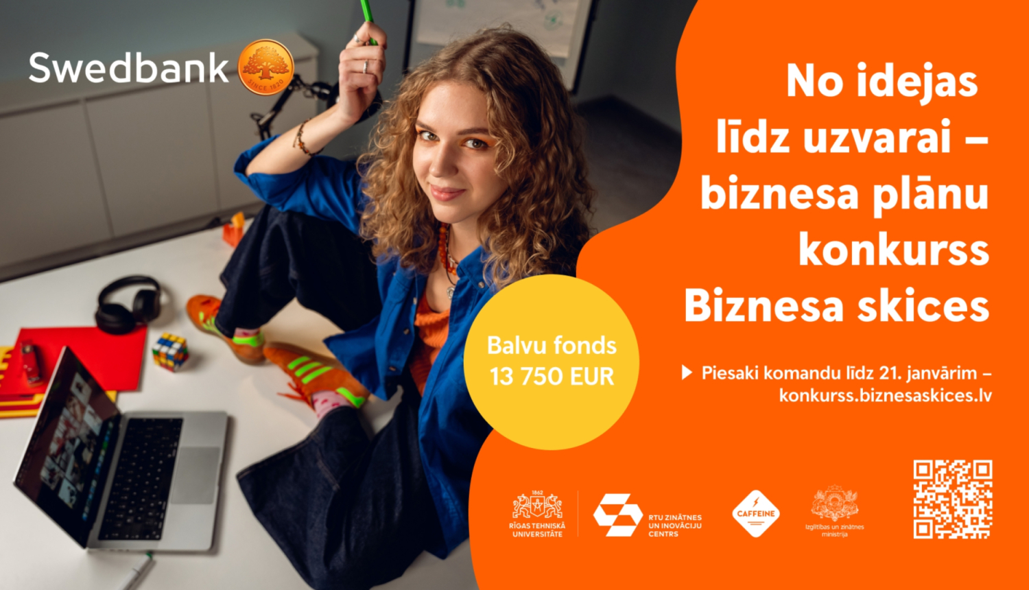 Konkursa “Biznesa skices” baneris – jaunieties pie galda plāno ideju, veidojot pierakstus klēpjdatorā