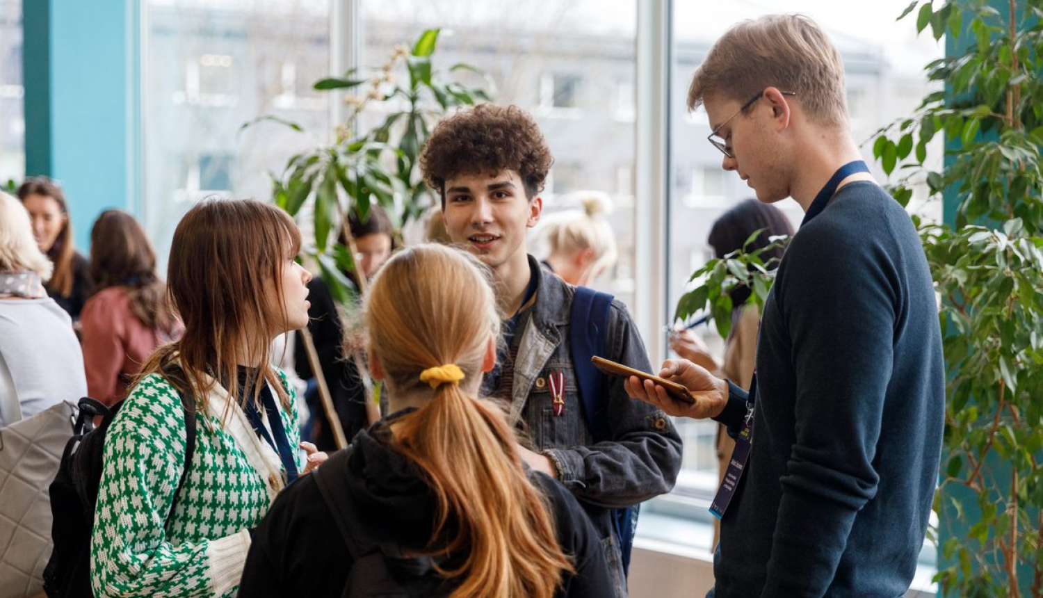 jaunieši sarunājas