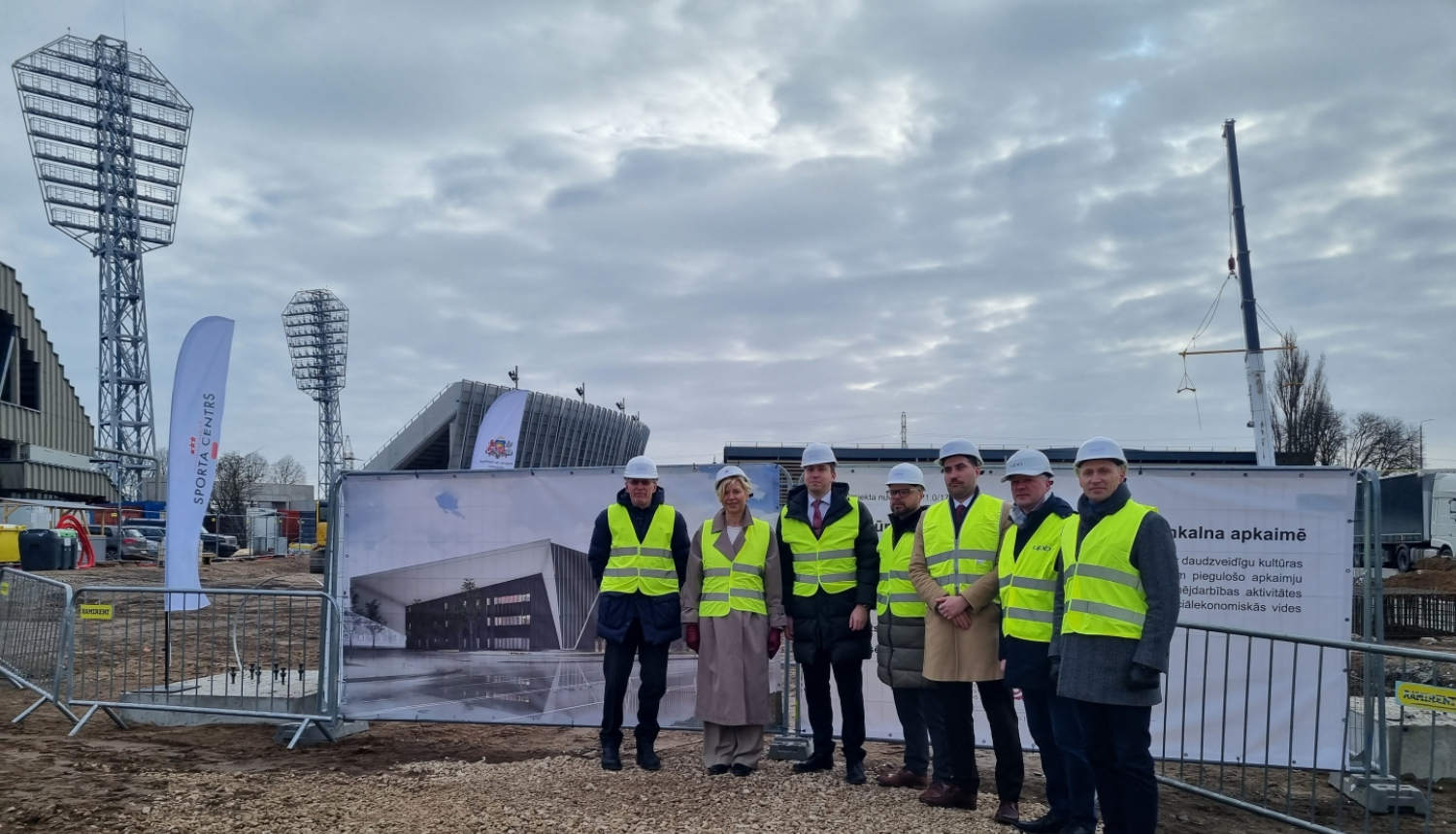 cilvēki būvvlaukumā