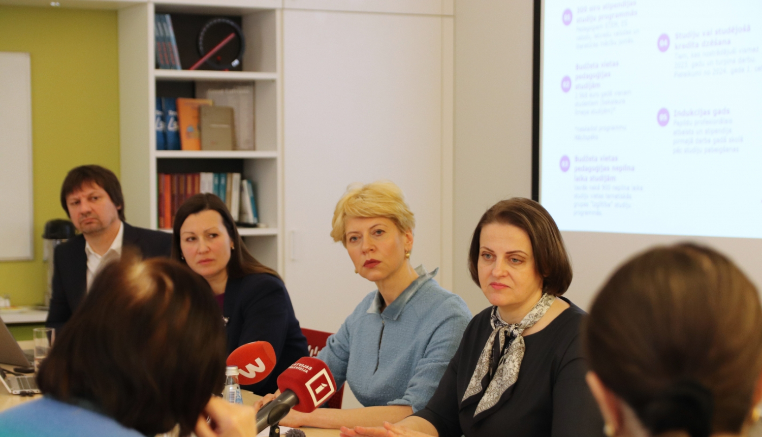 Preses konferencē pie galda sēž izglītības un zinātnes ministre Anda Čakša, Izglītības departamenta direktore Edīte Kanaviņa un ministres padomniece Karīna Caunīte-Orupe.