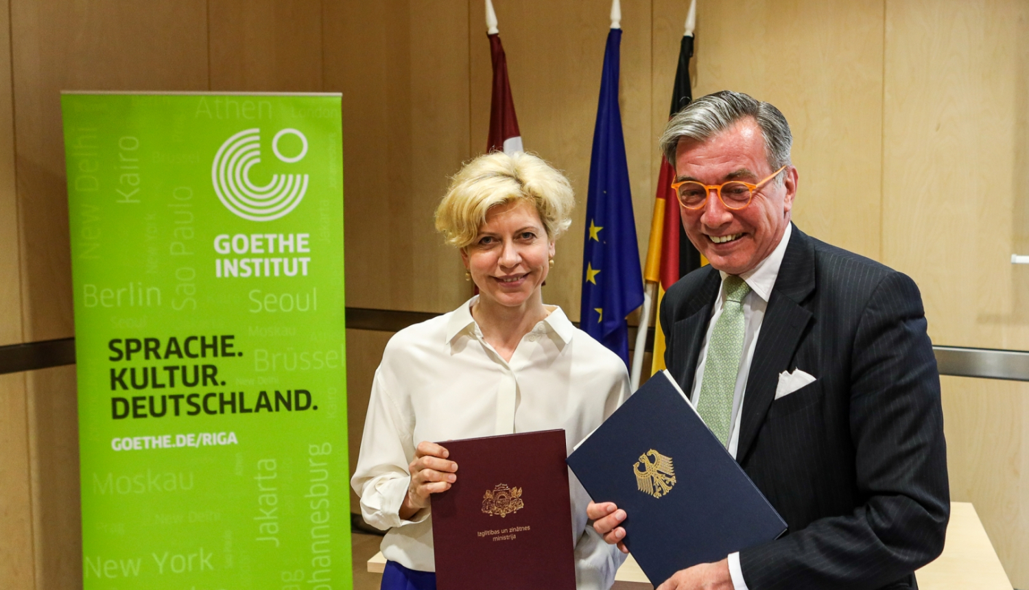 Izglītības un zinātnes ministre Anda Čakša un Vācijas Federatīvās Republikas vēstnieks Latvijā Kristians Helts
