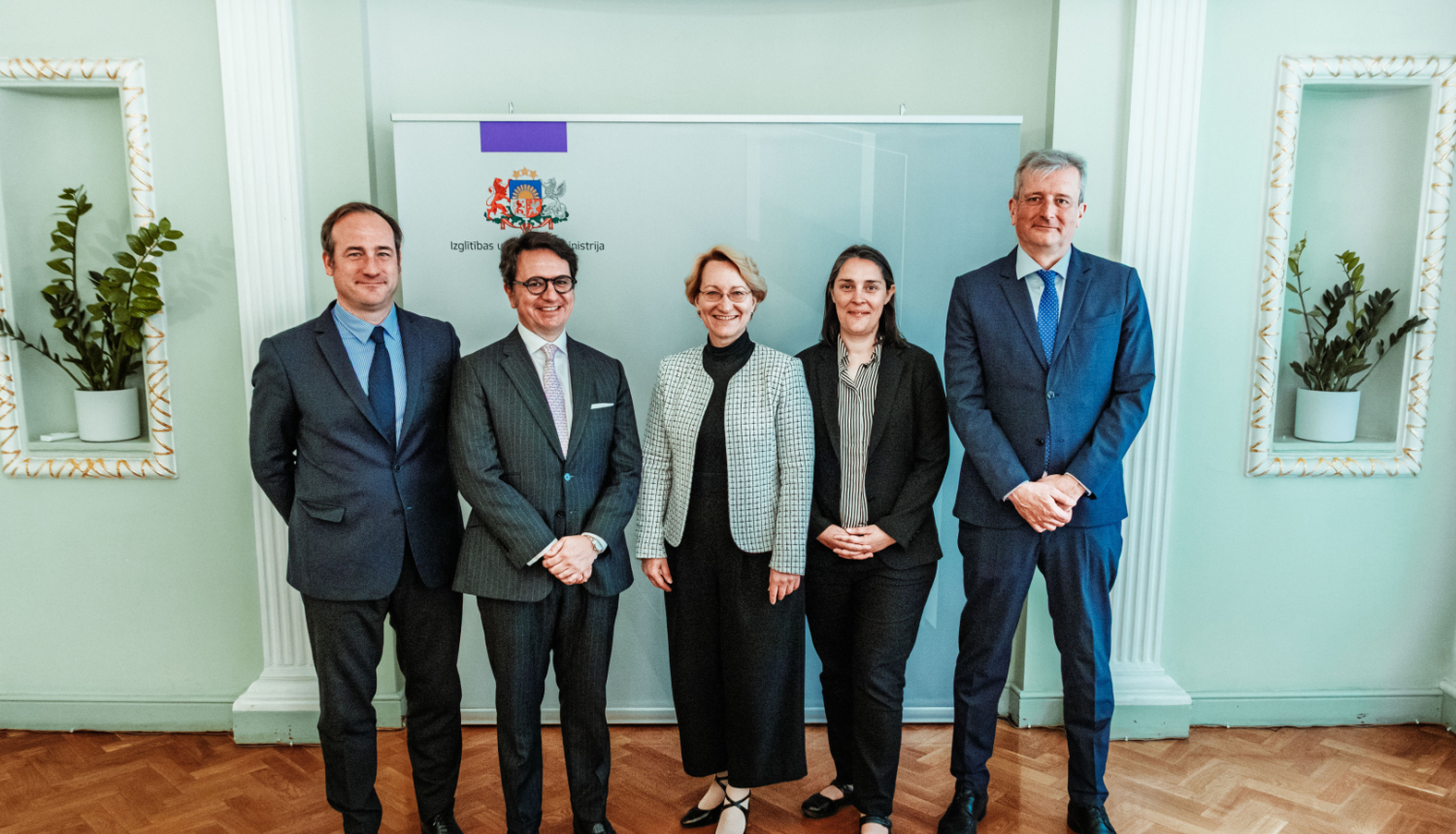 Izglītības un zinātnes ministre Dace Melbārde ar Spānijas vēstnieku Latvijā Manuelu Alamu Orenesu (Manuel Alhama Orenes), Ārlietu ministrijas Spāņu valodas pasaulē nodaļas ģenerāldirektoru Giljermo Eskribano Manzano (Guillermo Escribano Manzano) un izglītības ekspertiem.