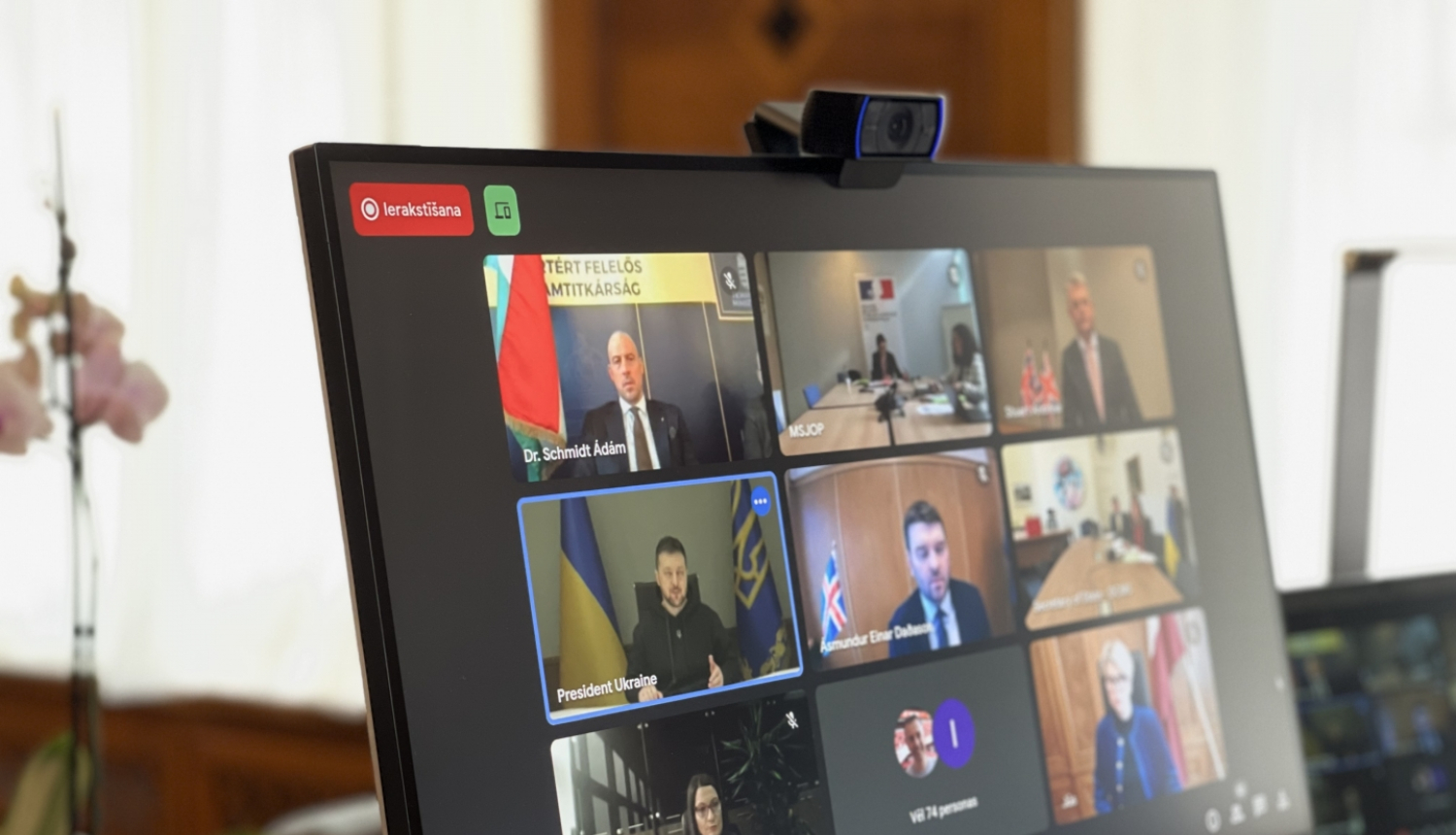 datora ekrāns ar runātājiem tiešsaistē