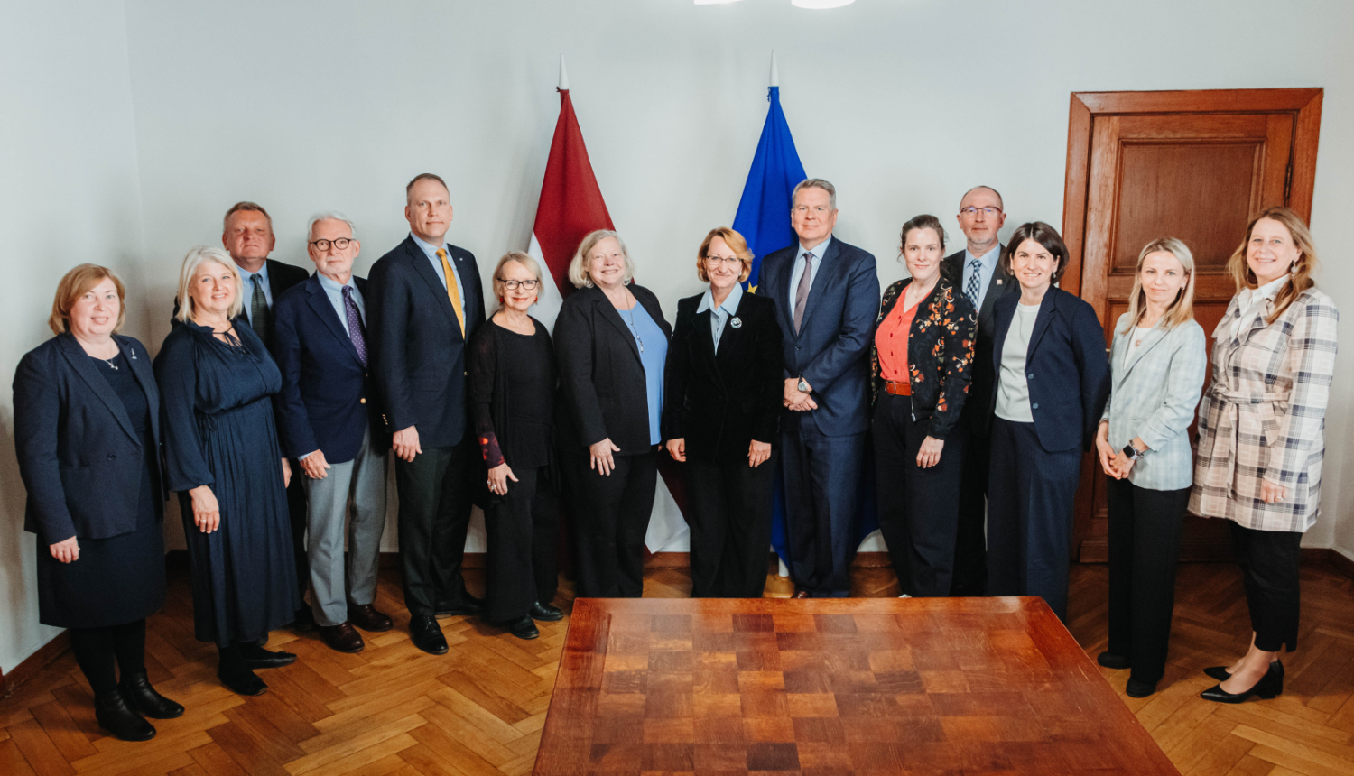 Kopbilde – Dace Melbārde kopā ar Pasaules Brīvo latviešu apvienību Izglītības un zinātnes ministrijā