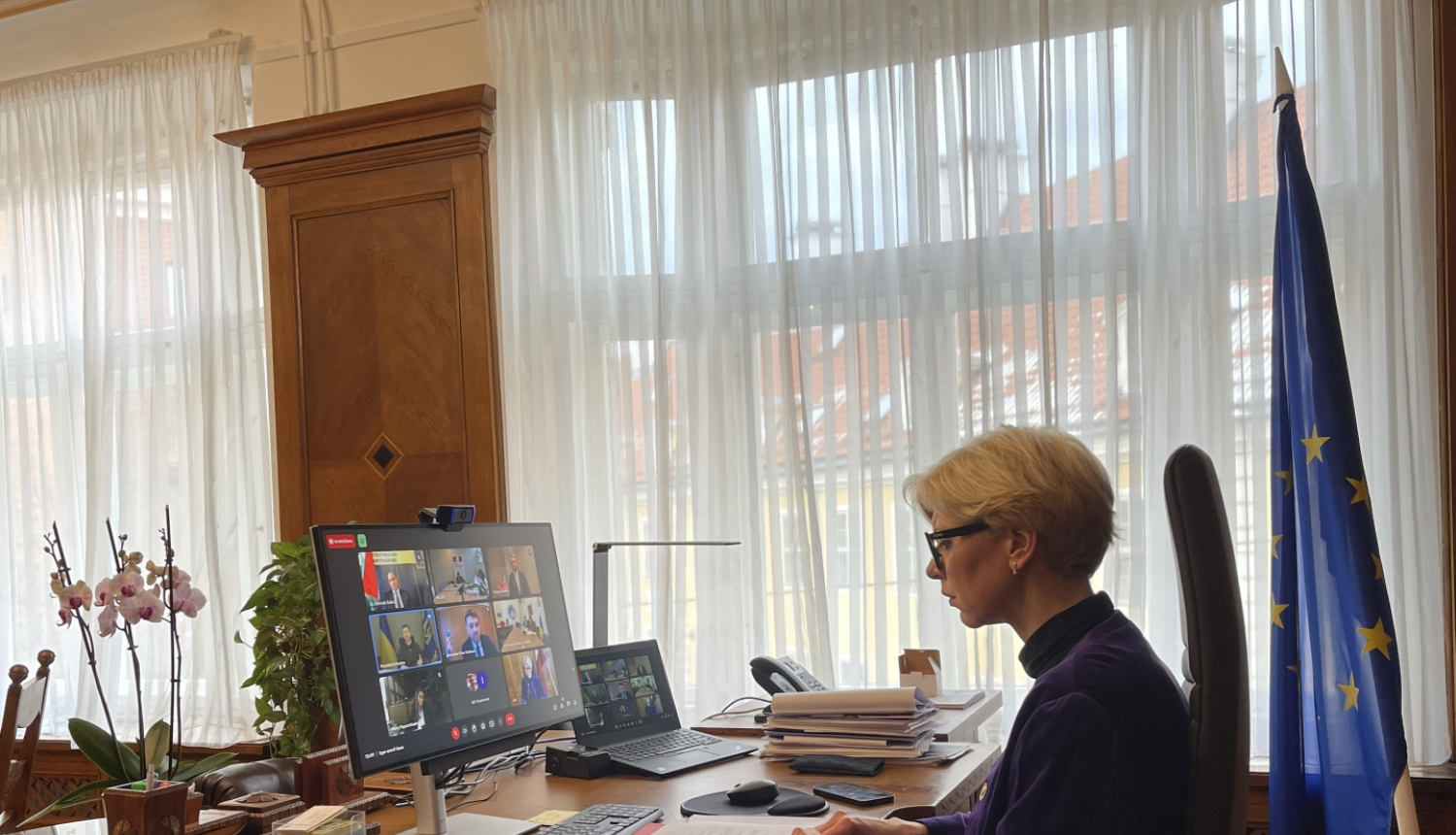 sieviete pie datora kabinetā