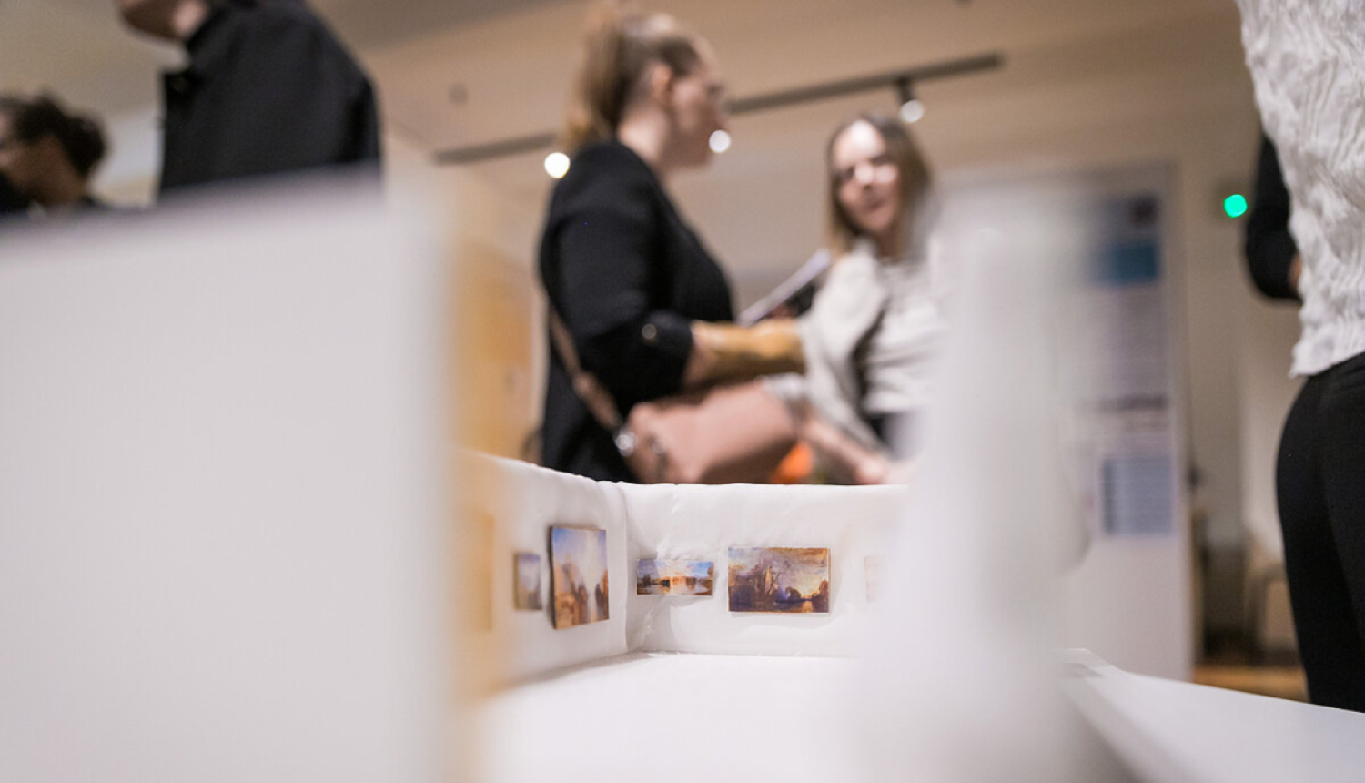 Cilvēki sarunājas / people talking