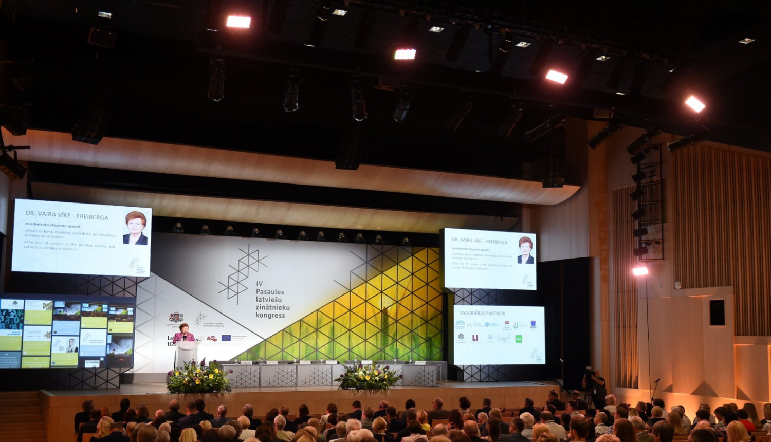 LNB Ziedoņa zāle ar cilvēkiem