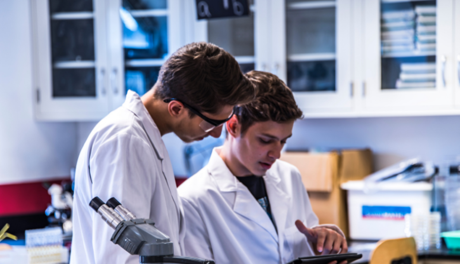 Latvijas izcilākie zinātnieki konkursa kārtībā saņems finansējumu individuāliem pētniecības projektiem