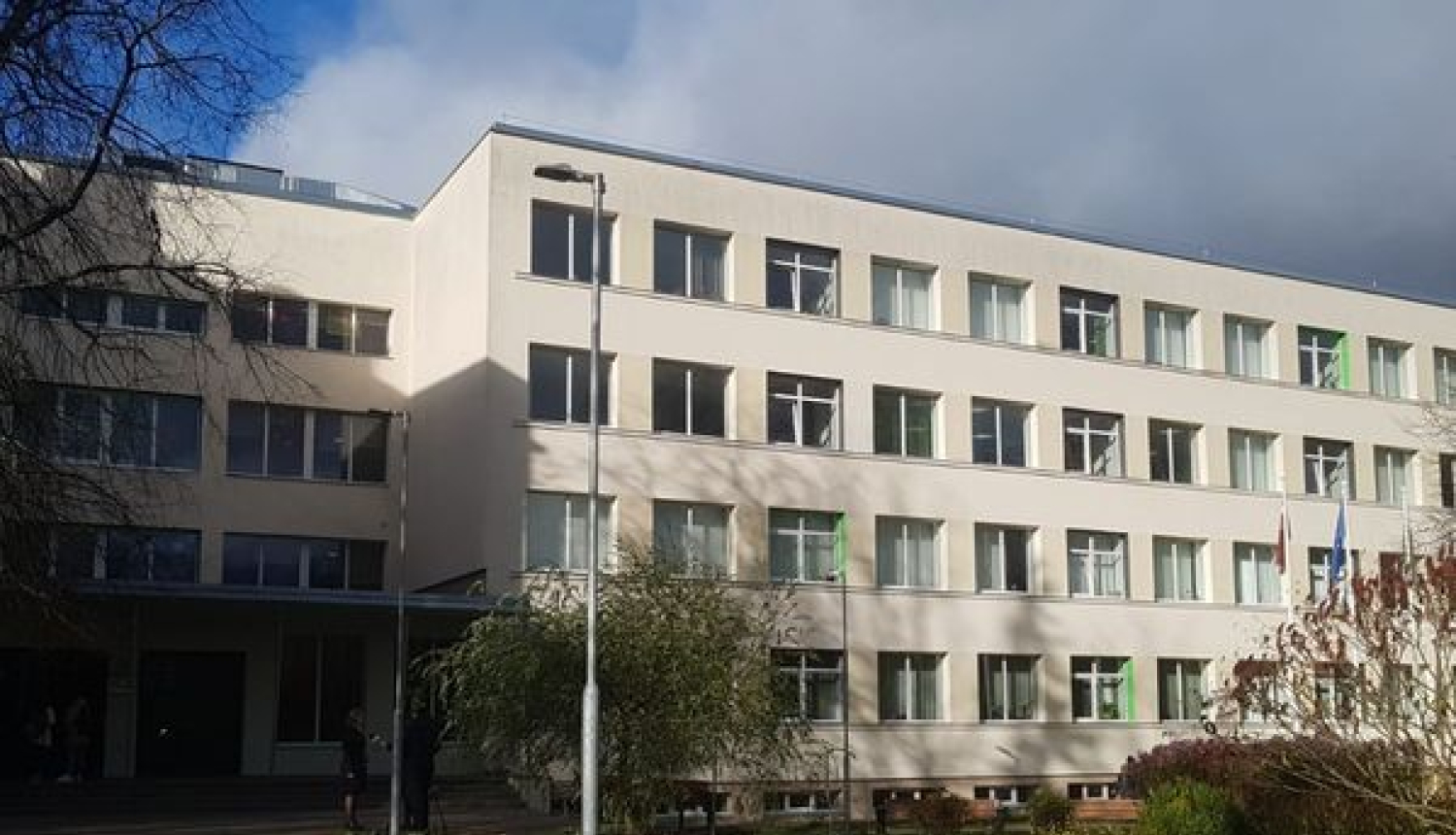 Gulbenes 2. vidusskolas skolēni pēc brīvlaika mācības uzsāk pārbūvētā skolas ēkā