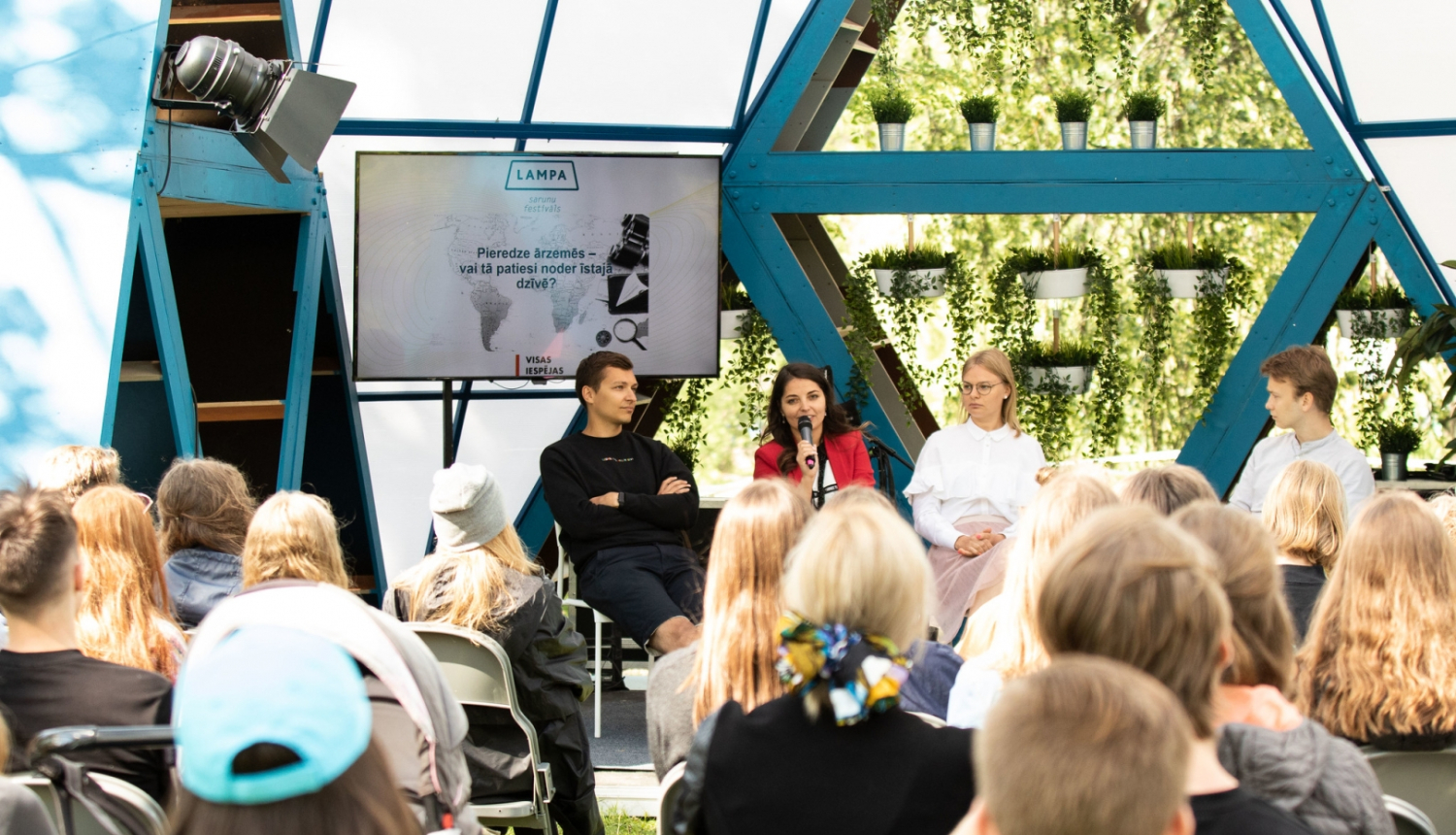 Lampa skatuve ar cilvēkiem