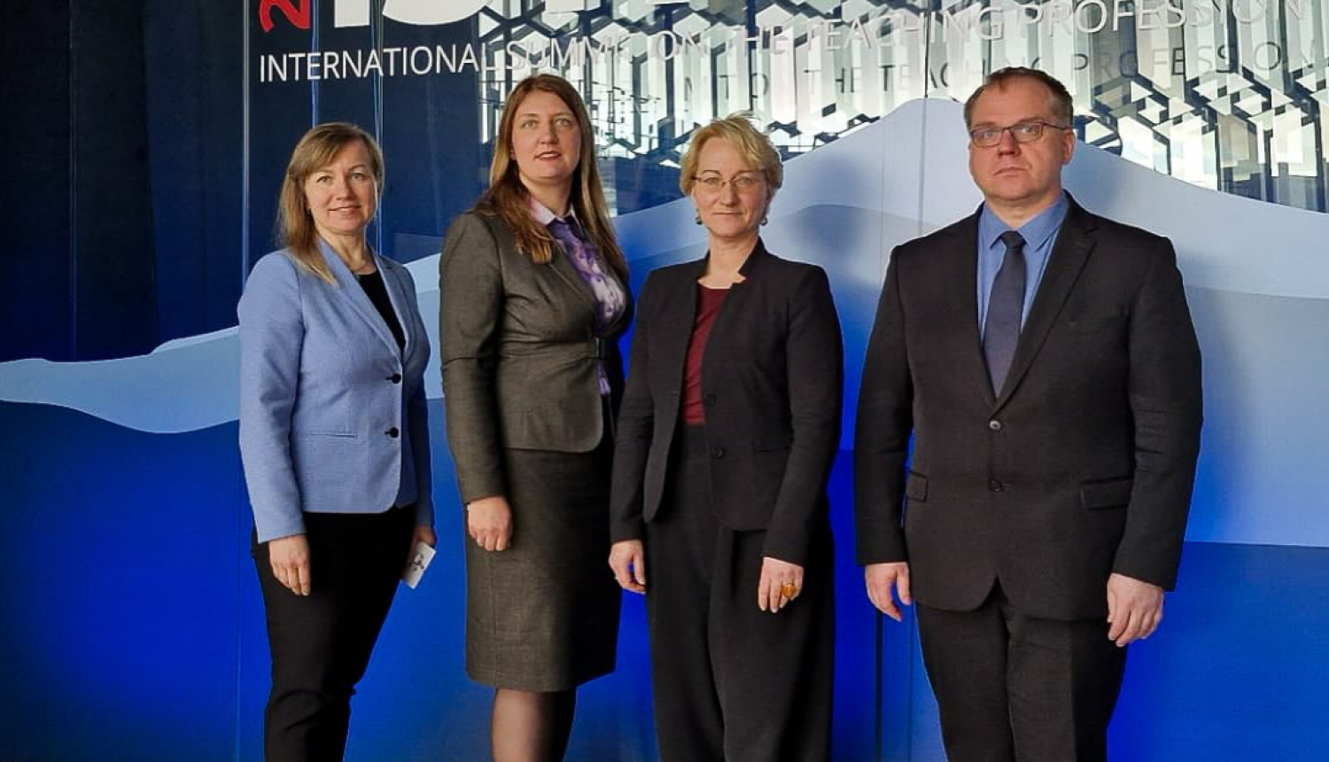 izglītības un zinātnes ministre Dace Melbārde, Latvijas Izglītības un zinātnes darbinieku arodbiedrības priekšsēdētāja Inga Vanaga un priekšsēdētājas vietniece Irina Avdejeva, kā arī Izglītības kvalitātes valsts dienesta Kvalitātes nodrošināšanas departamenta direktors Rolands Ozols