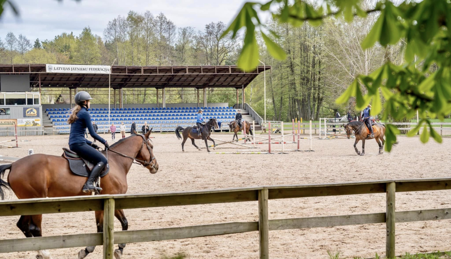 Jātnieki uz zirgiem jāšanas sporta skolā ''Kleisti'' 
