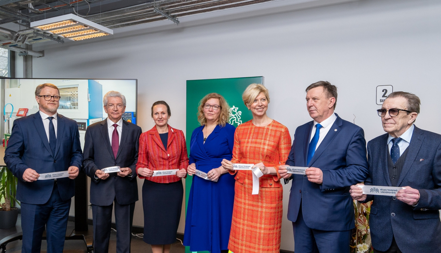 cilvēki griež atklāšanas lenti