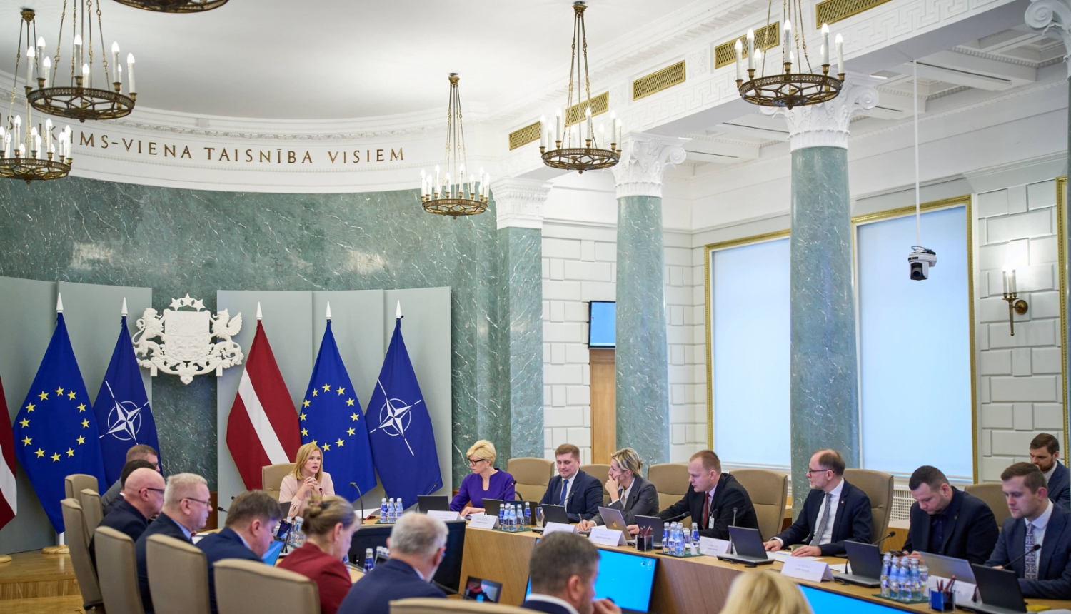 Latvijas Nacionālās sporta padomes sēde; sēdes dalībnieki sēž ap galdu Ministru kabineta zālē