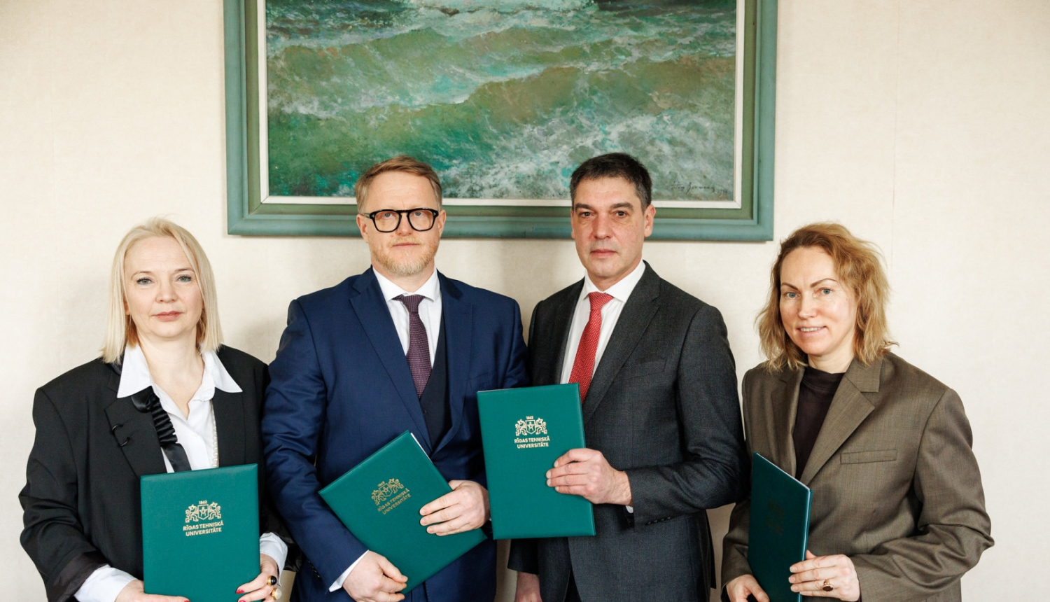Četrpusējo sadarbības līgumu parakstīja LiepU rektore Dace Medne (pirmā no kreisās), RTU rektors Tālis Juhna, Liepājas domes priekšsēdētājs Gunārs Ansiņš un IZM Augstākās izglītības, zinātnes un inovāciju departamenta direktore Diāna Laipniece.