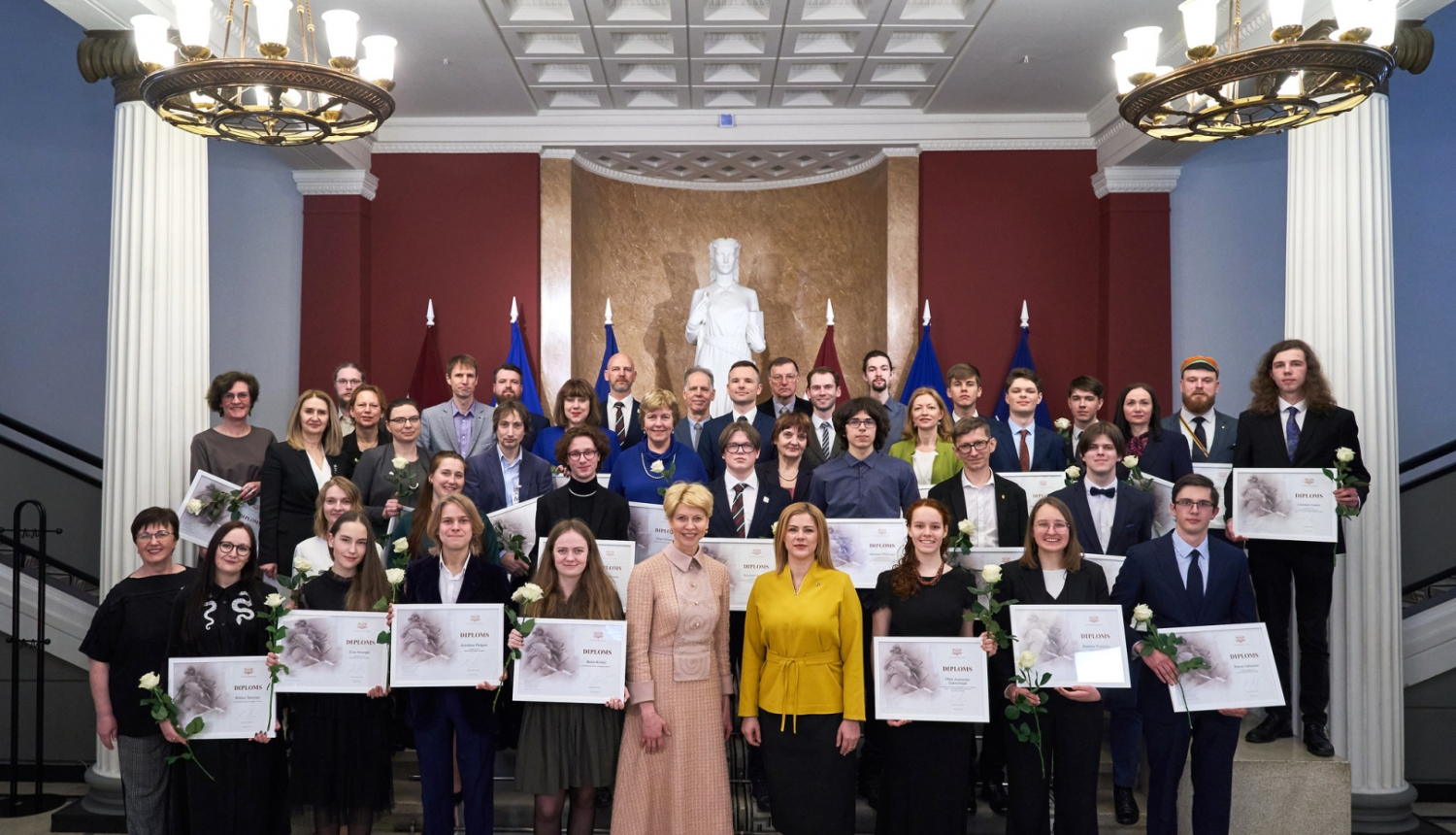 Par augstiem mācību sasniegumiem apbalvoto izcilāko Latvijas jauniešu un viņu pedagogu kopbilde, centrā stāv Ministru prezidente Evika Siliņa un izglītības un zinātnes ministre Anda Čakša
