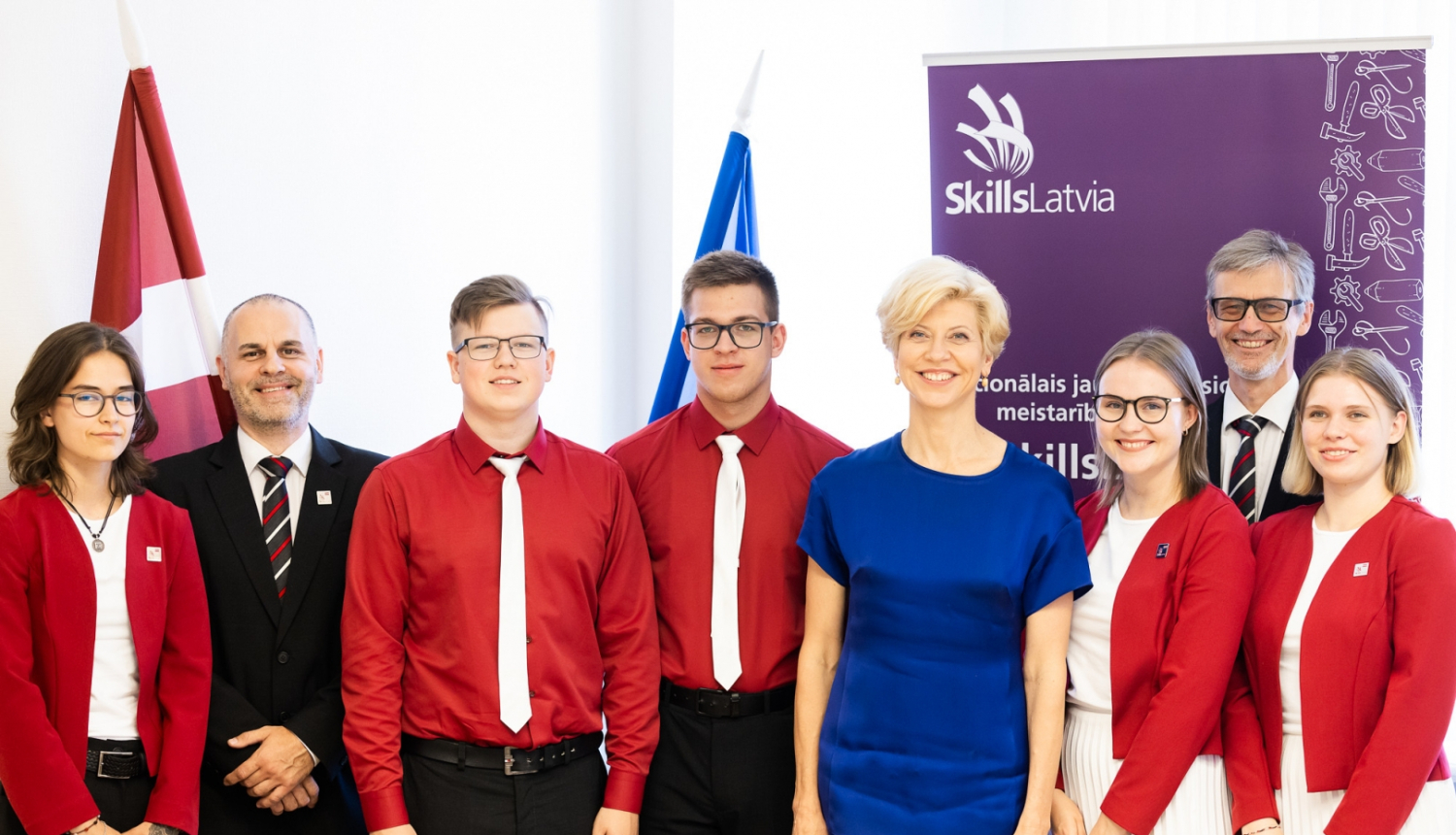 Izglītības un zinātnes ministre kopā ar SkillsLatvia komandu