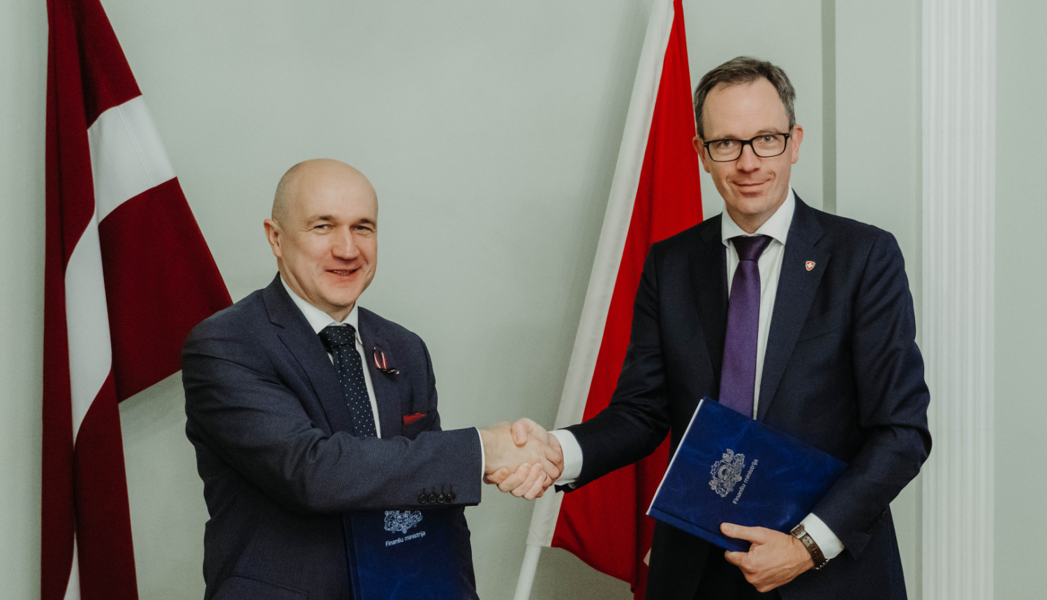 Armands Eberhards (Finanšu ministrijas valsts sekretāres vietnieks Eiropas Savienības (ES) fondu jautājumos) un Šveices Konfederācijas vēstnieks Latvijā Martēns Mišlē (Martin Michelet)