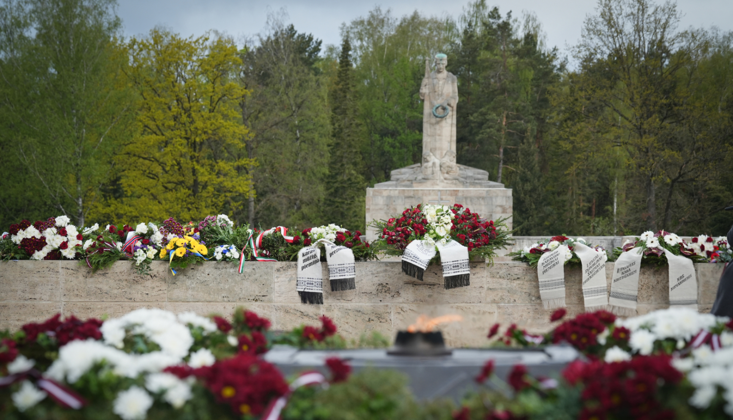 Rīgas Brāļu kapi ar novietotiem ziediem un ziedu vainagiem