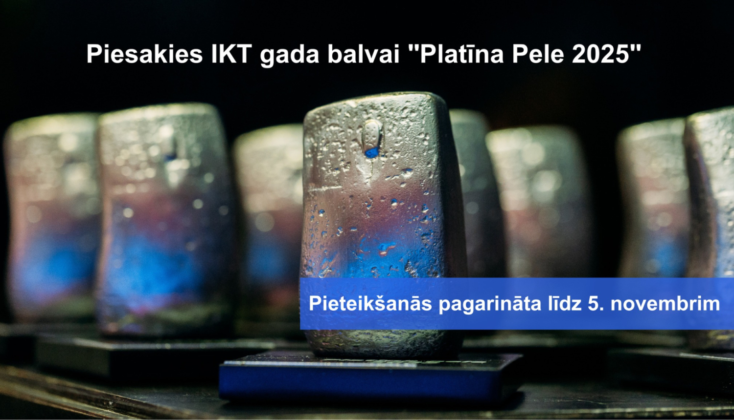 Piesakies IKT gada balvai "Platīna pele 2025". Pieteikšanās pagarināta līdz 5. novembrim. Fonā redzamas balvas