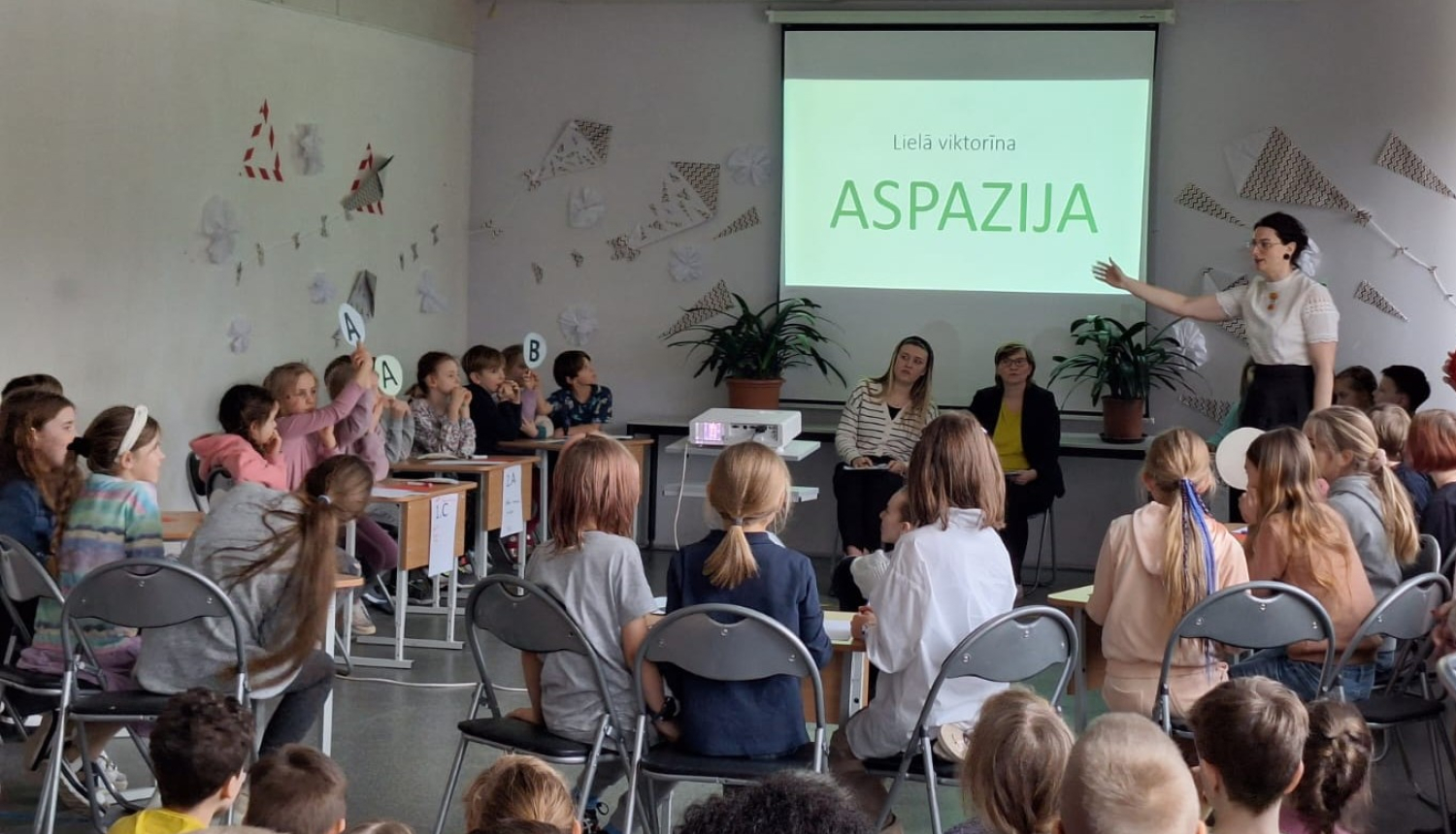 Valsts izglītības attīstības aģentūras metodiķe sākumskolā Liene Jankovska vada nodarbību bērniem