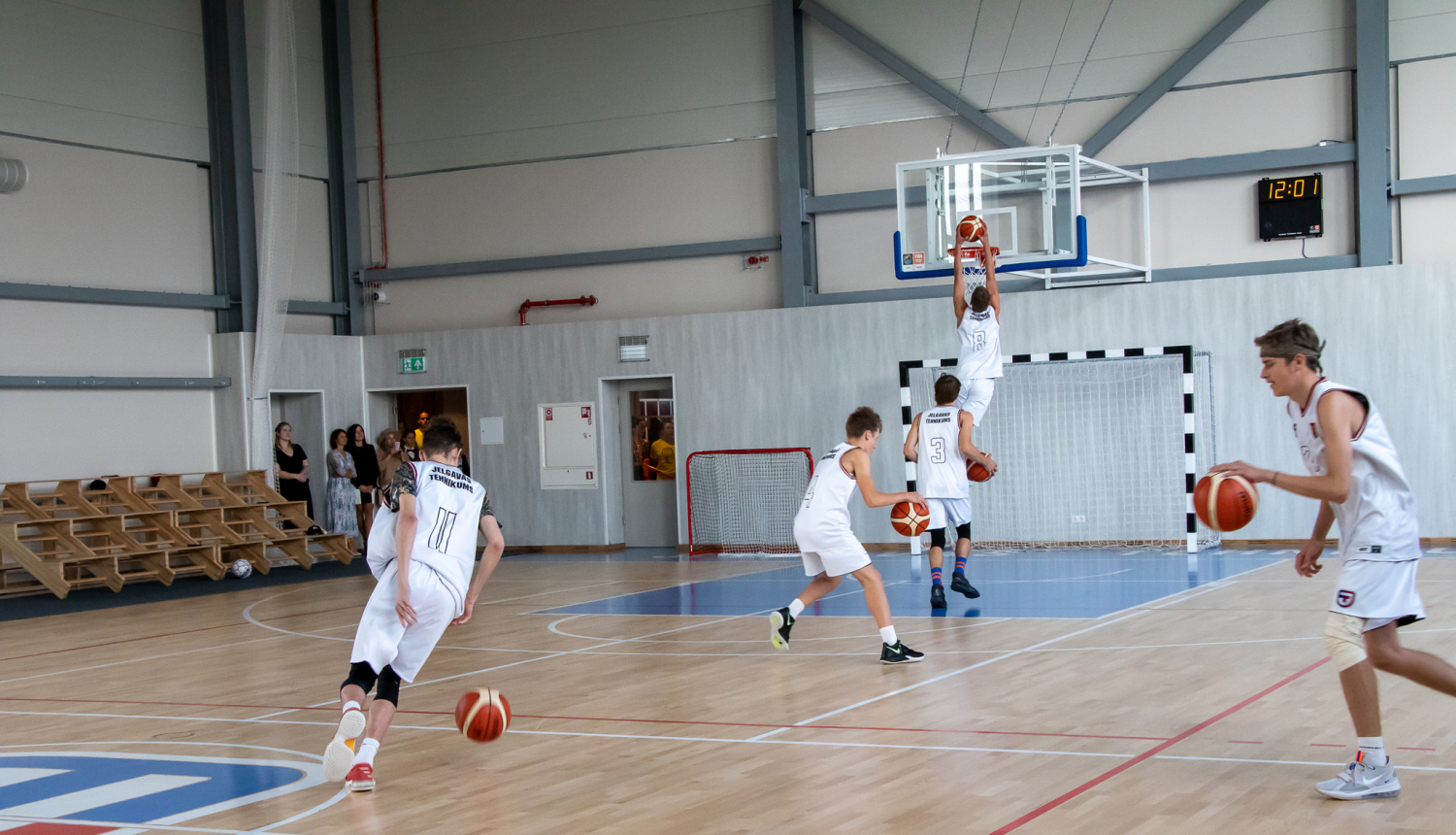 Ar Eiropas Savienības fondu atbalstu Jelgavas tehnikumā atklāta jauna sporta halle