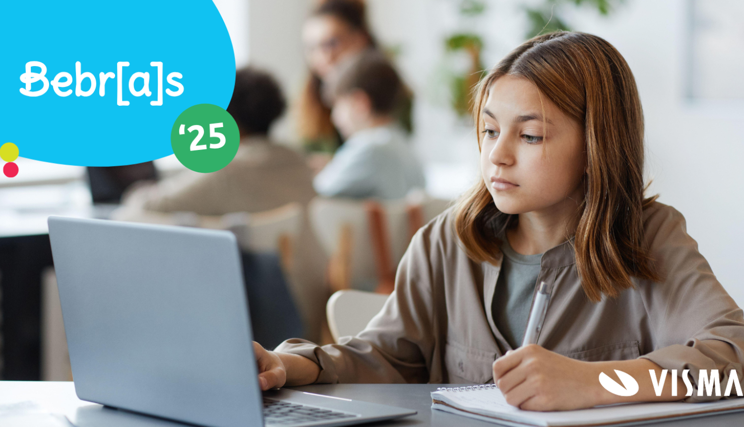 Skolniece pēta datoru