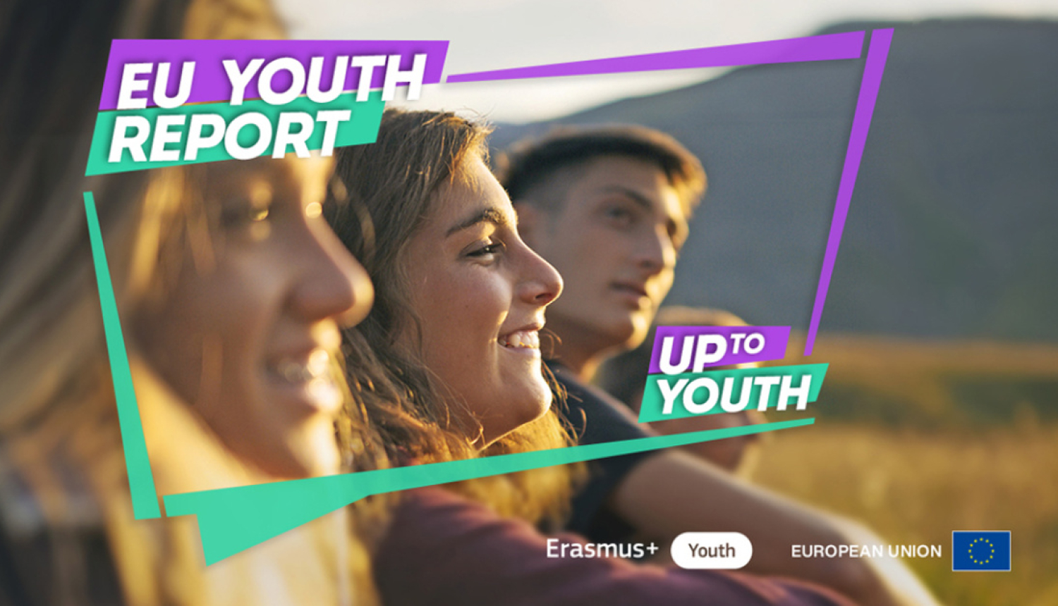 Jaunieši sēž pļavā. Erasmus+, Youth un European Union logo ansamblis. 