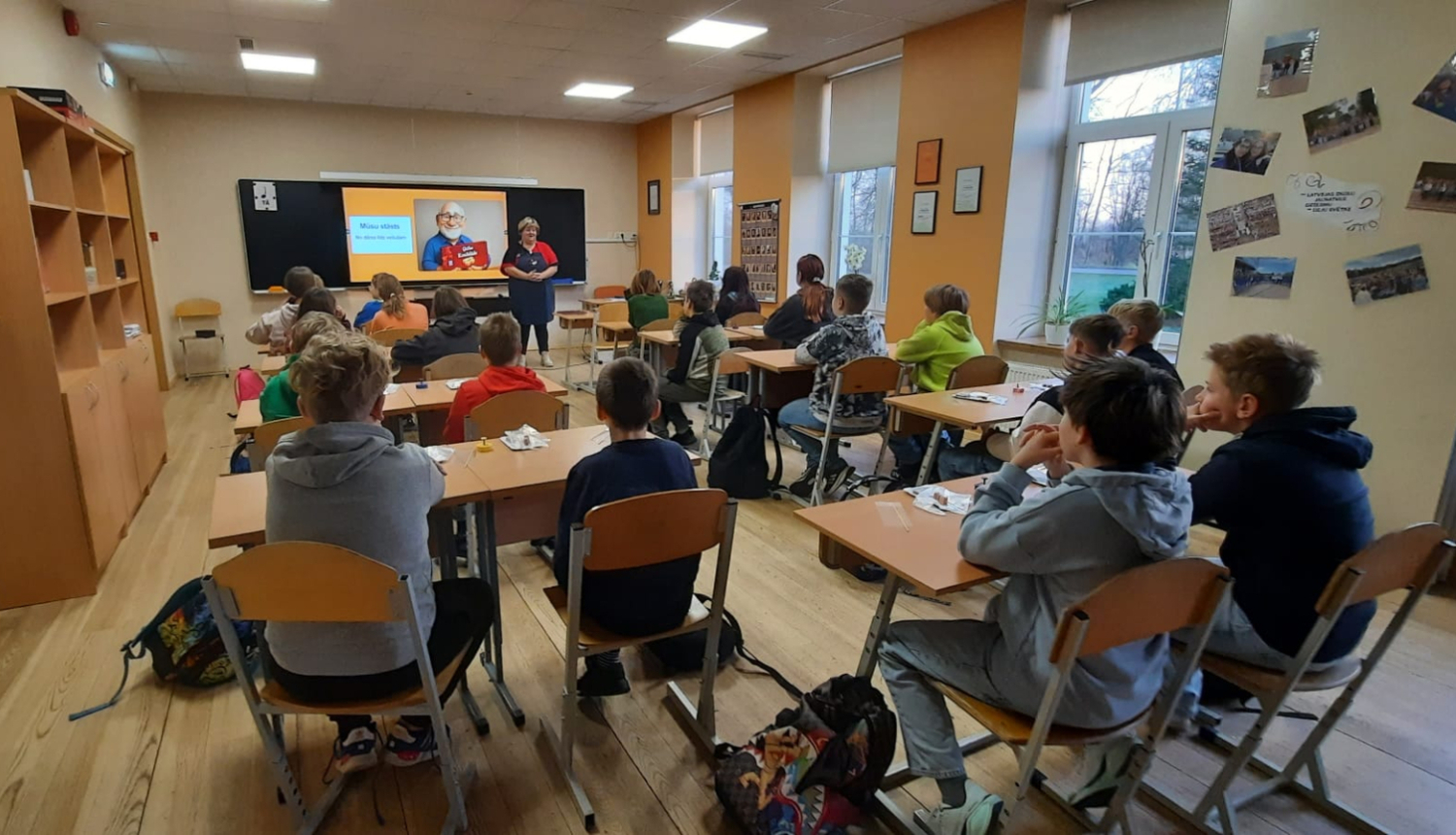 Daugmales pamatskolas skolēni klasē