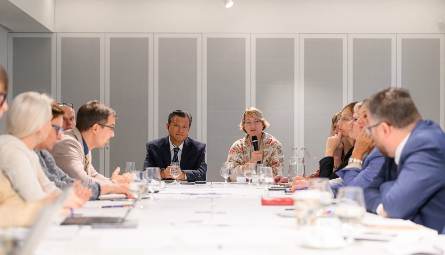 IZM ministre Dace Melbārde runā mikrafonā, blakus sēž UNESCO Izglītības sektora Skolotāju nodaļas un Starptautiskās darba grupas par skolotājiem “Izglītībai 2030” vadītājs Karloss Vargass (Carlos Vargas)