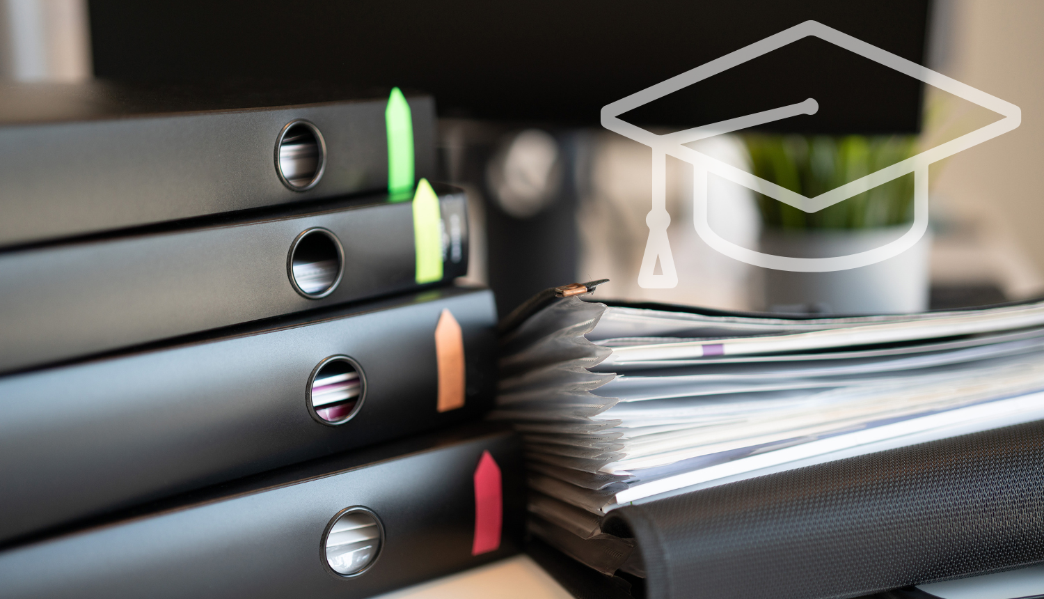 Dokumenti un absolventa cepures simbols