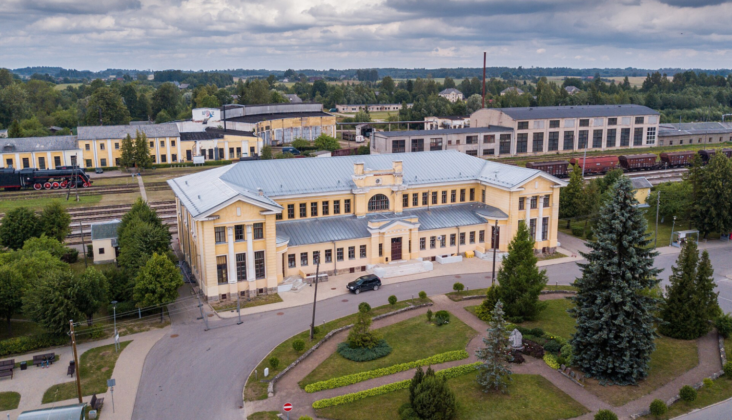 Gulbenes dzelzceļa stacija no putna lidojuma