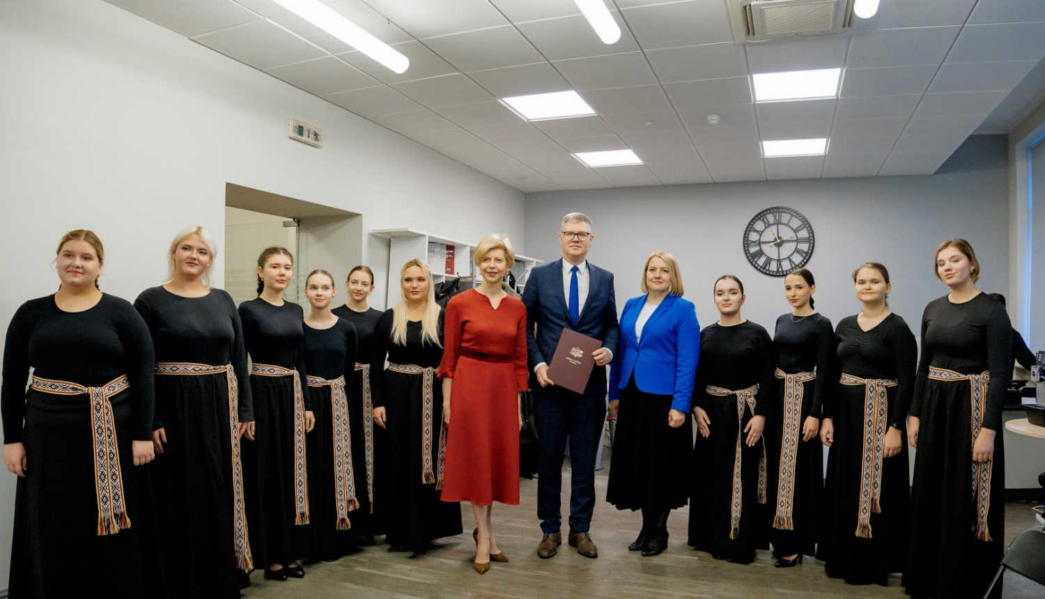 Izglītības un zinātnes ministree Anda Čakša, Rīgas domes priekšsēdētājs Vilnis Ķirsis, Valsts izglītības attīstības aģentūras direktora p.i. Inta Ozola un Rīgas Lietuviešu vidusskolas vokālais ansamblis "Kibirkštis".