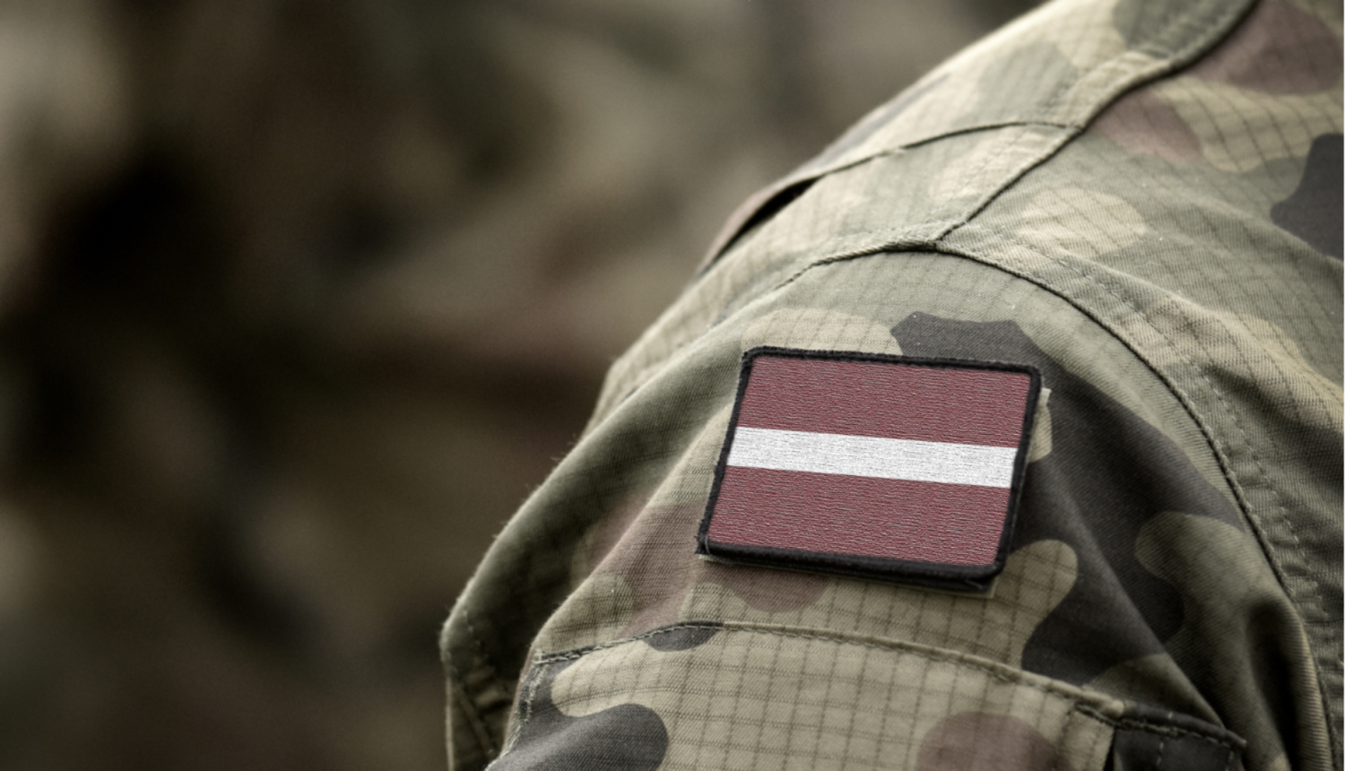 Latvijas karogs uz karavīra formas tērma