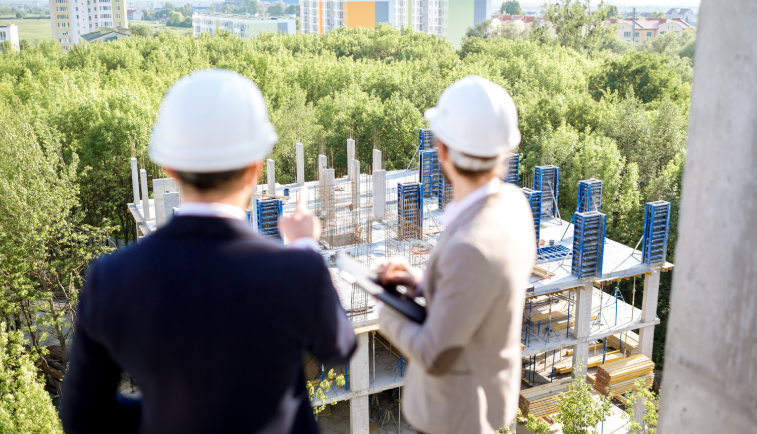 Celtnieki pēta būvējamo ēku.