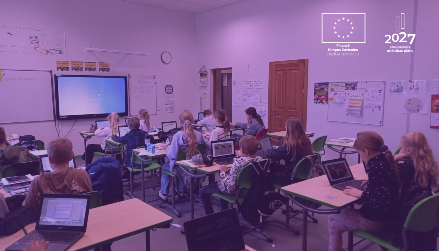 Gulbenes novada vidusskolā bērni sēž skolas solos un strādā pie datoriem. Finansē ES (NextGenEU) un NAP logo ansamblis.
