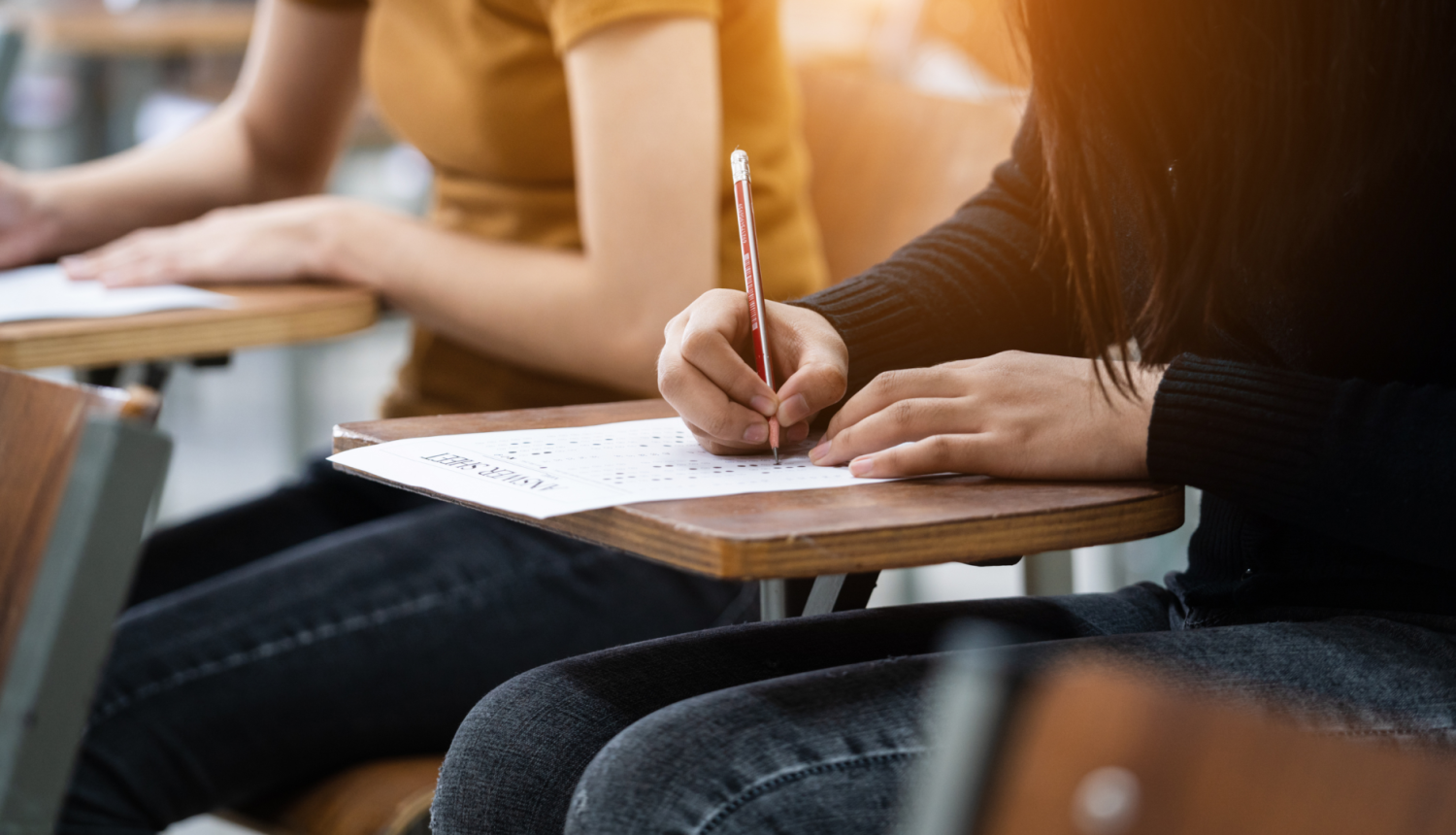 Bērni raksta eksāmenu klasē