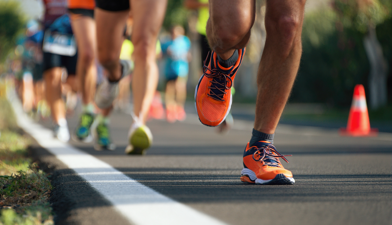 Daduz cilvēku skrien maratonā