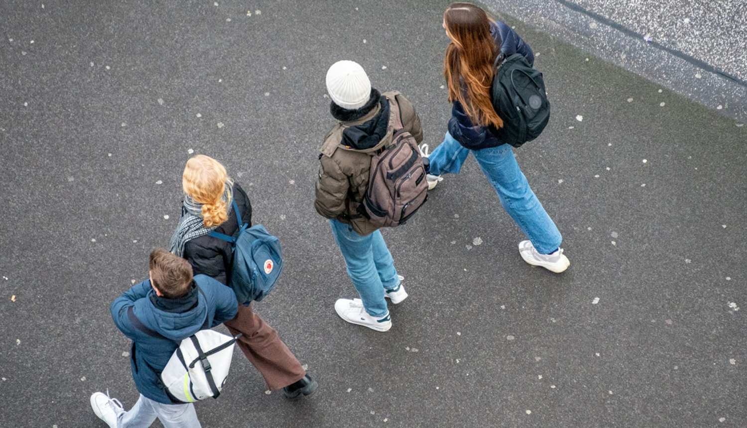 Skolēni ar mugursomām