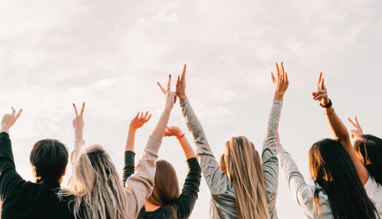 Jaunieši priecīgi pacēluši rokas.