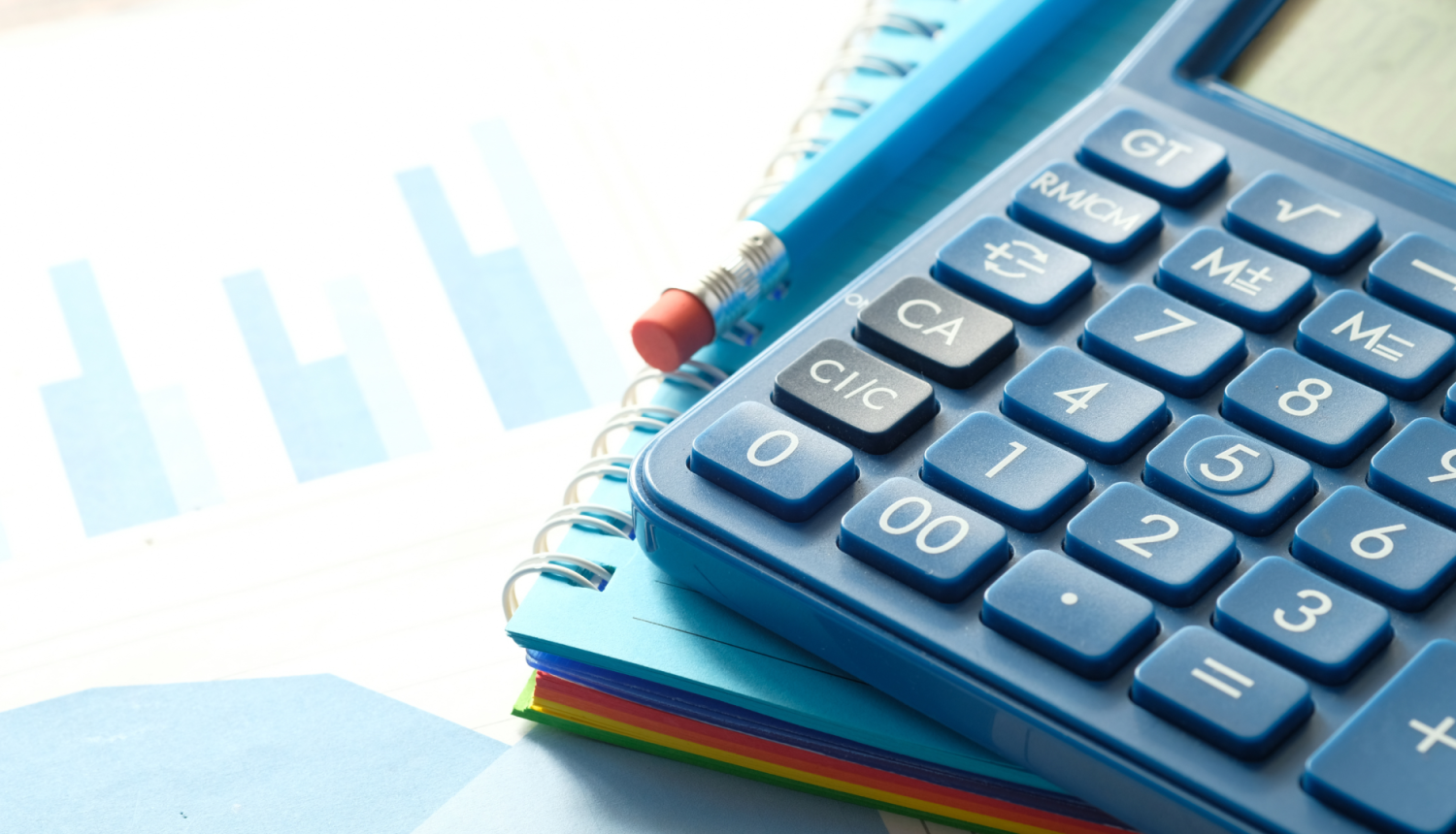 Datu lapa, tai pa virsu stāv klade ar zīmuli un kalkulātoru