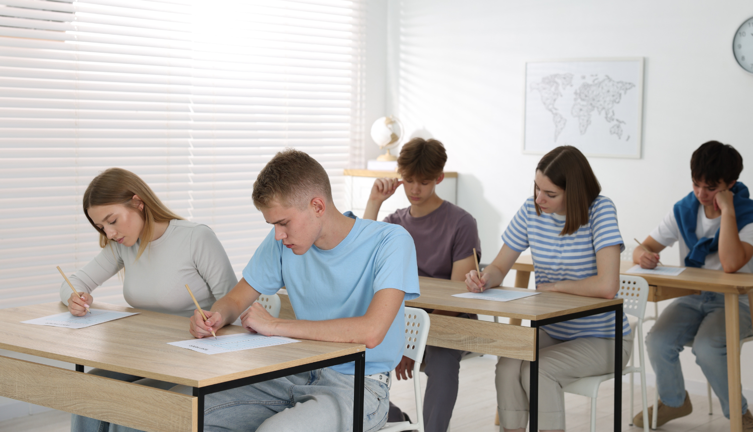 Skolēni raksta eksāmenu klasē