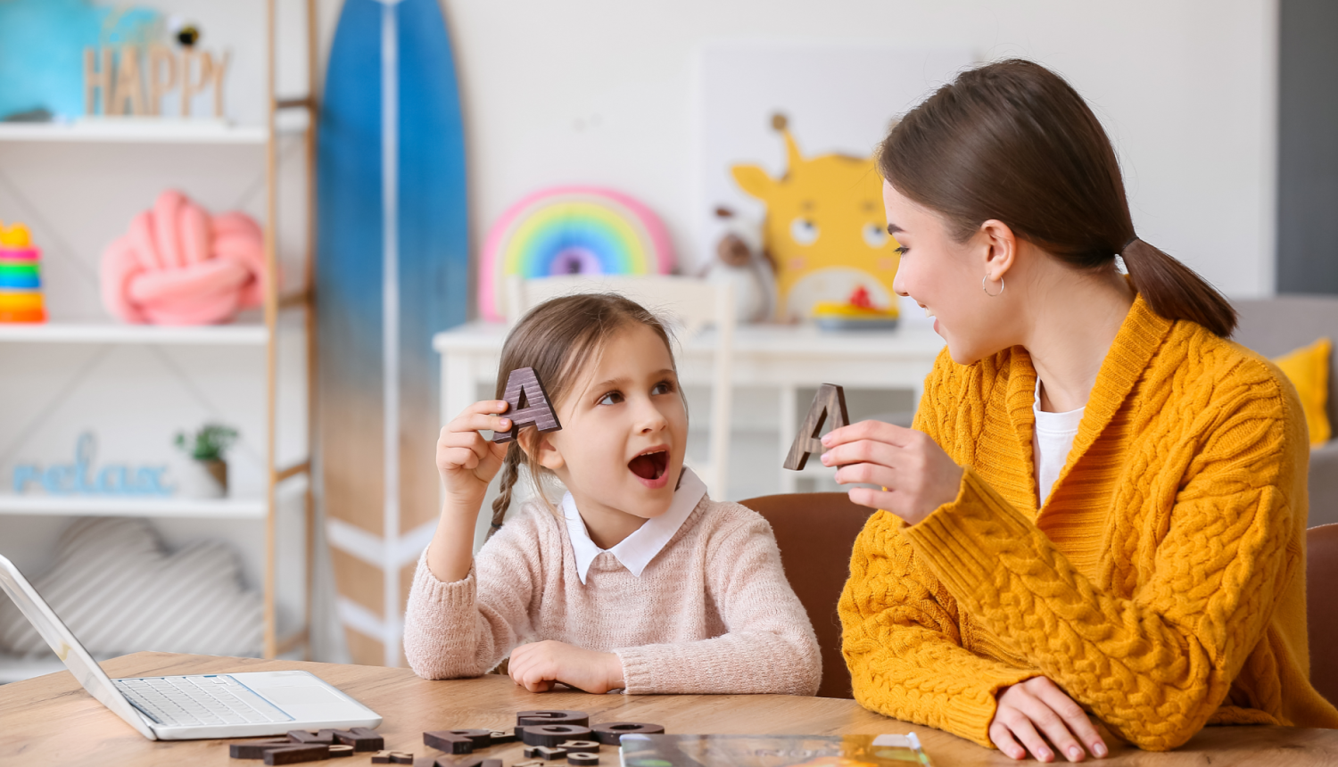 Logopēds māca bērnu