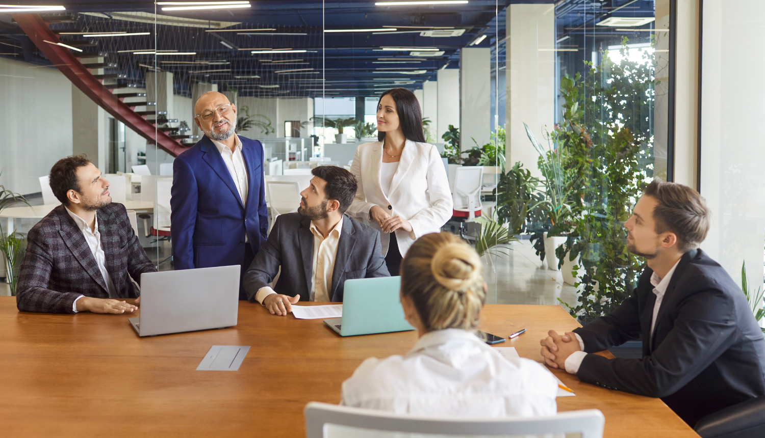 Cilvēki sarunājas ofisā