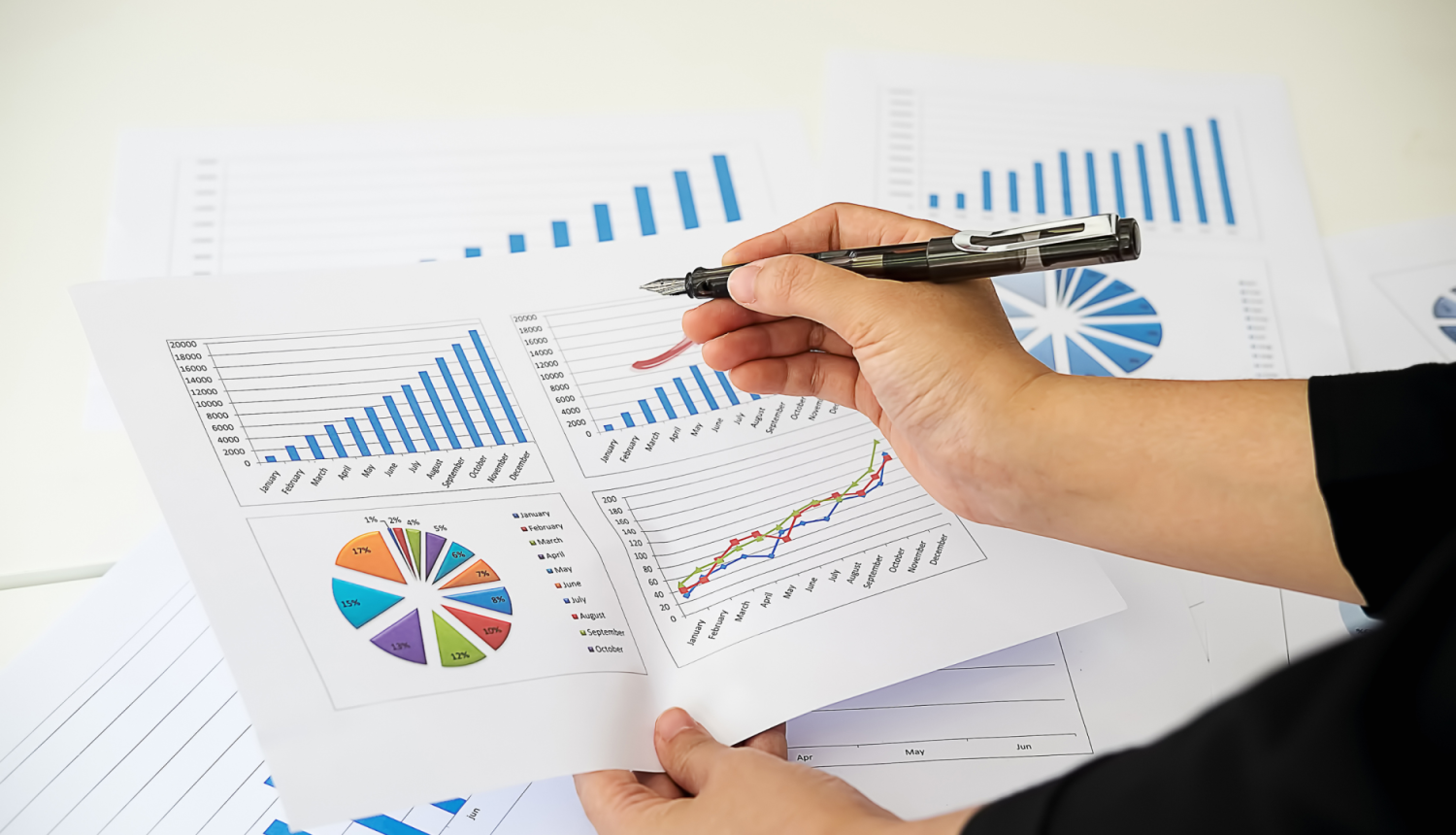 Cilvēks pēta datu tabulas un veic pierakstus