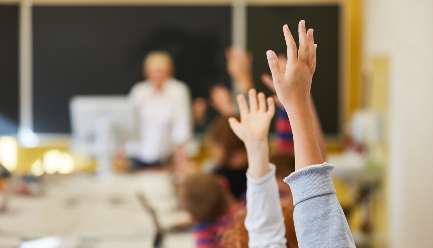 Bērniem paceltas rokas